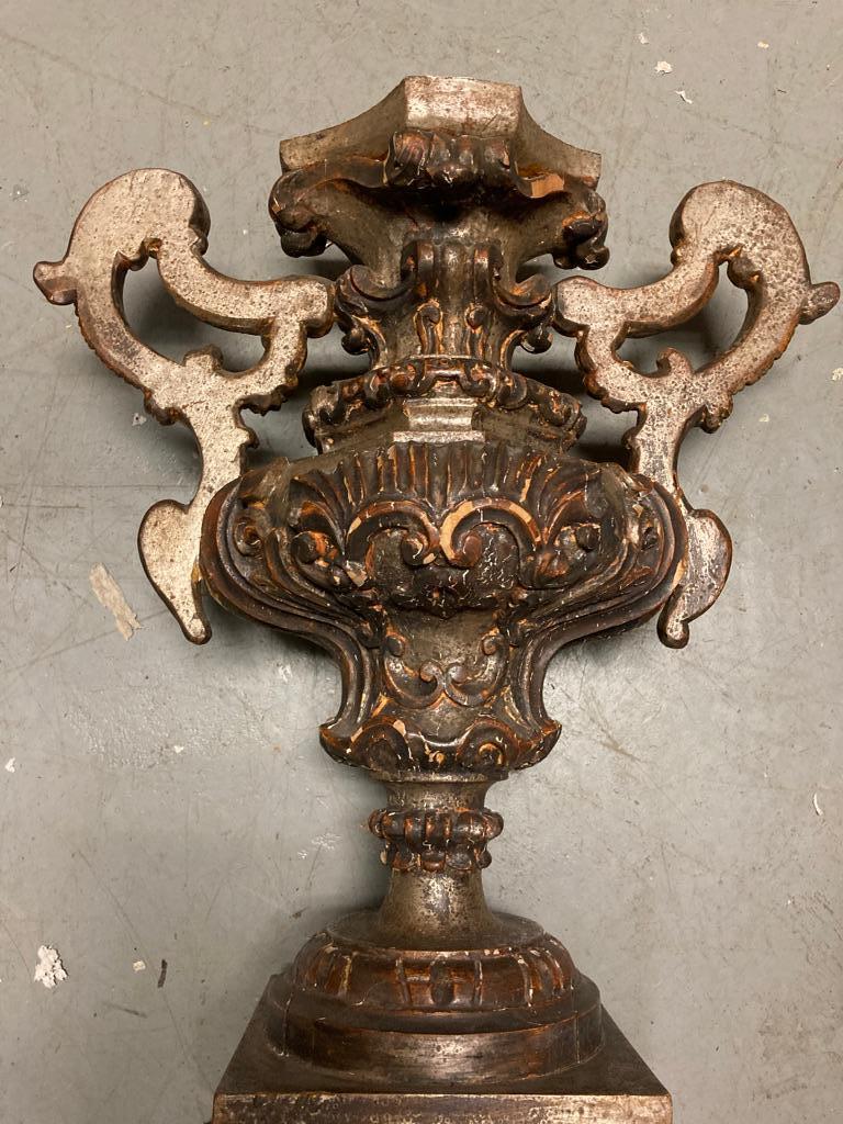 Urne baroque italienne du 18ème siècle en bois sculpté et doré argenté en vente 5