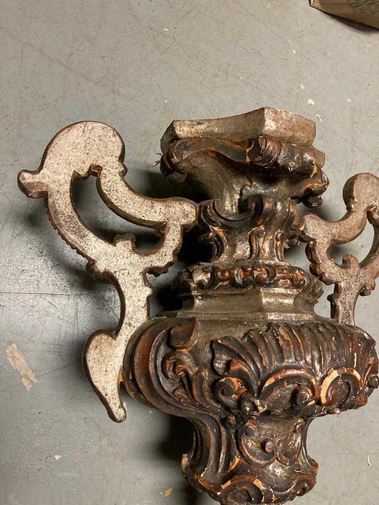 Urne baroque italienne du 18ème siècle en bois sculpté et doré argenté en vente 6