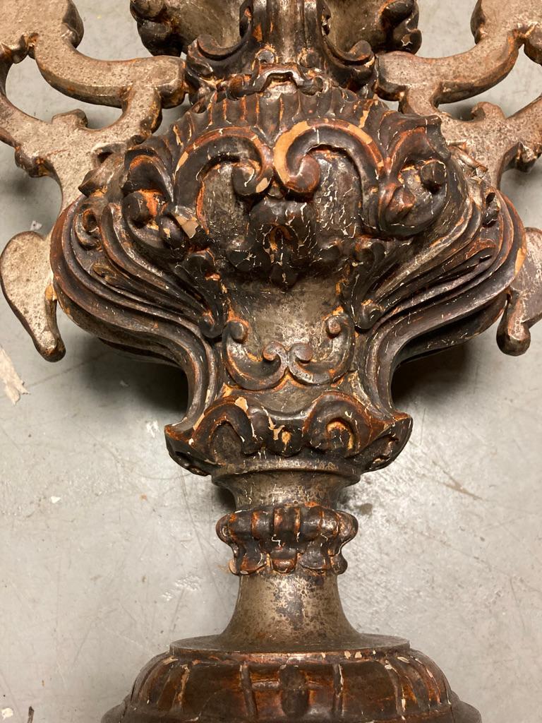 Urne baroque italienne du 18ème siècle en bois sculpté et doré argenté en vente 7