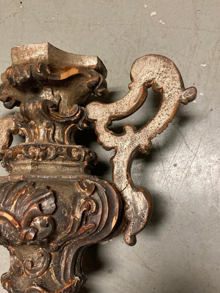 Urne baroque italienne du 18ème siècle en bois sculpté et doré argenté en vente 12