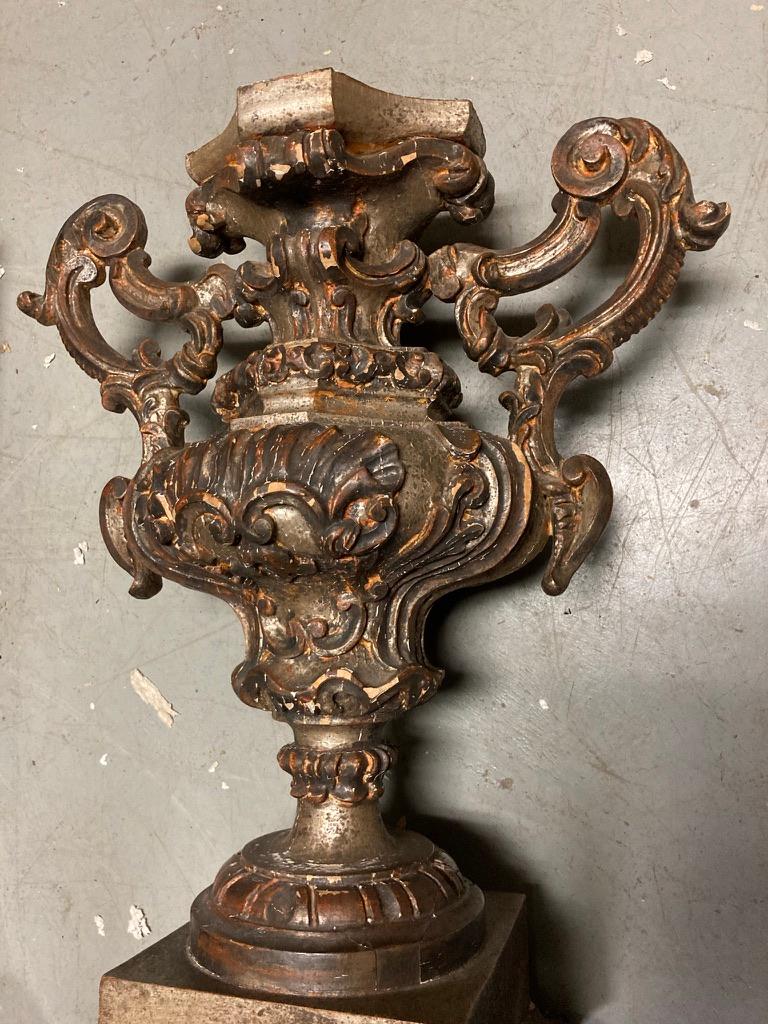 Urne italienne du XVIIIe siècle à deux anses avec dorure à l'argent. Cette urne magnifiquement sculptée de style baroque tardif fera une table d'appoint, une console ou une lampe unique. Il a été modifié par l'ajout d'une pièce sur le dessus qui