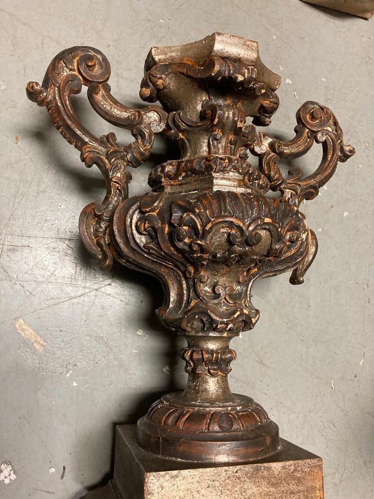 Baroque Urne baroque italienne du 18ème siècle en bois sculpté et doré argenté en vente