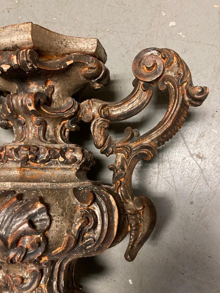 Argenté Urne baroque italienne du 18ème siècle en bois sculpté et doré argenté en vente