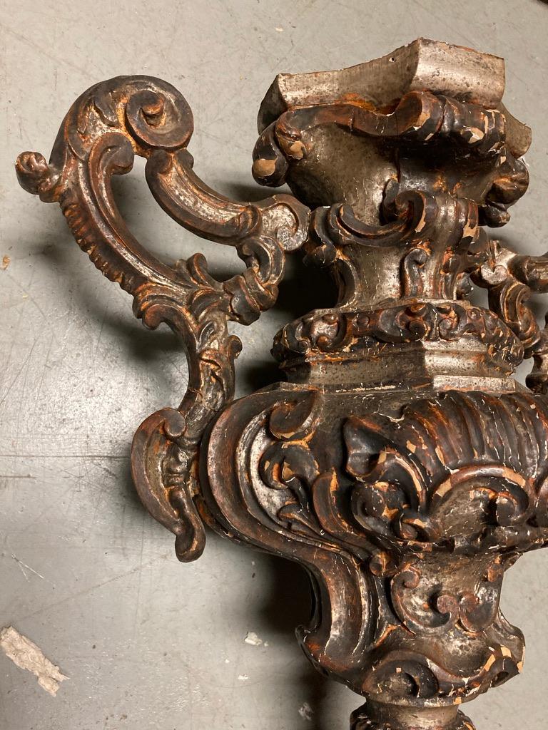 Urne baroque italienne du 18ème siècle en bois sculpté et doré argenté Bon état - En vente à Stamford, CT