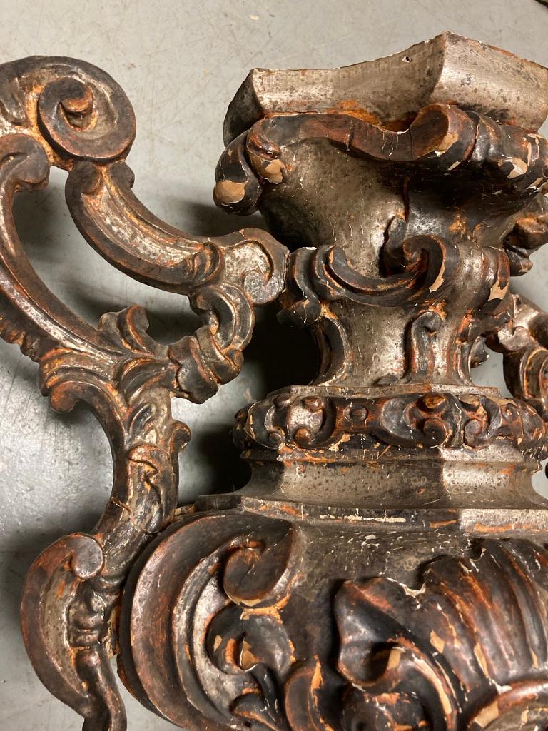 XVIIIe siècle Urne baroque italienne du 18ème siècle en bois sculpté et doré argenté en vente