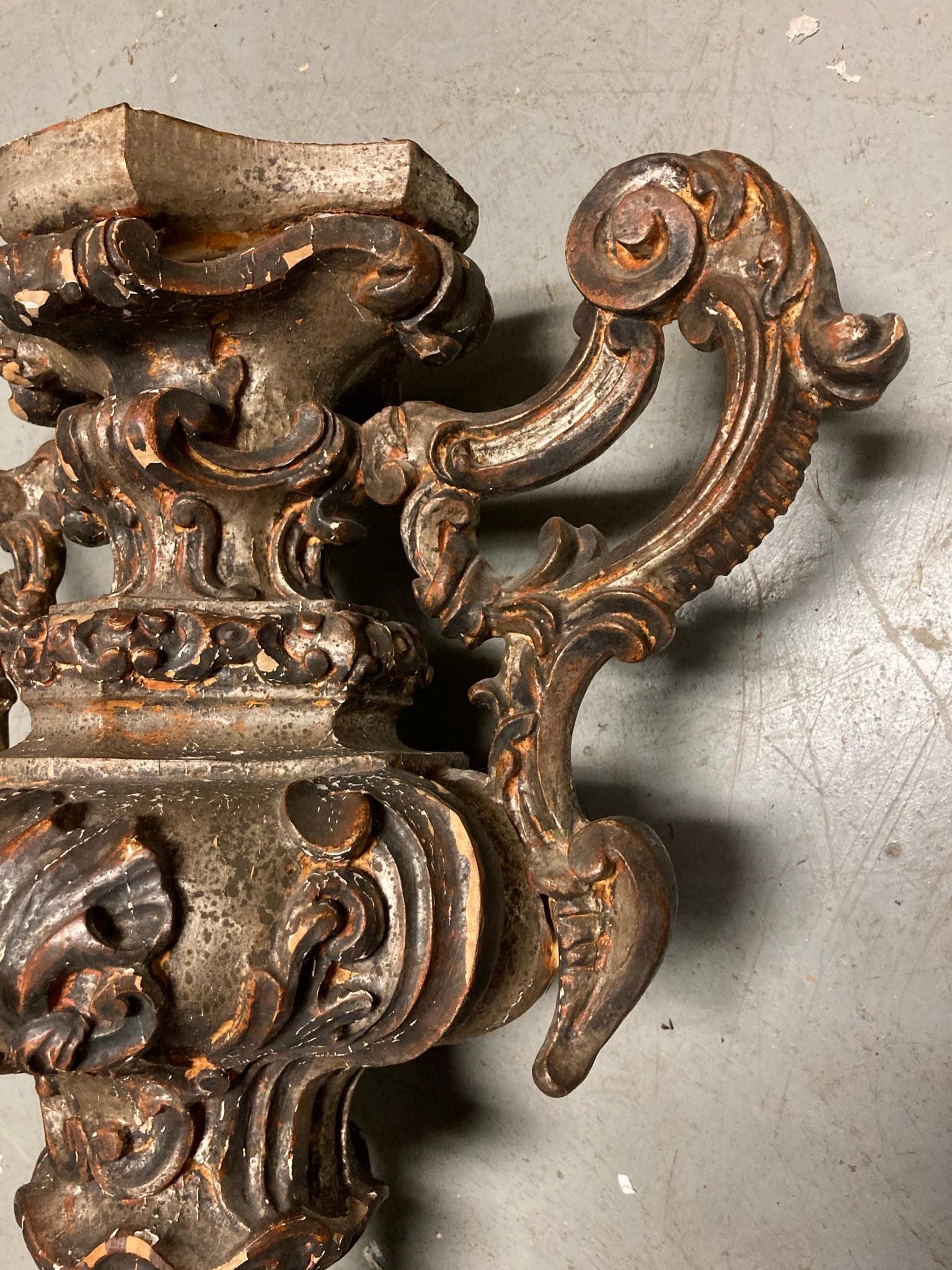 Bois Urne baroque italienne du 18ème siècle en bois sculpté et doré argenté en vente