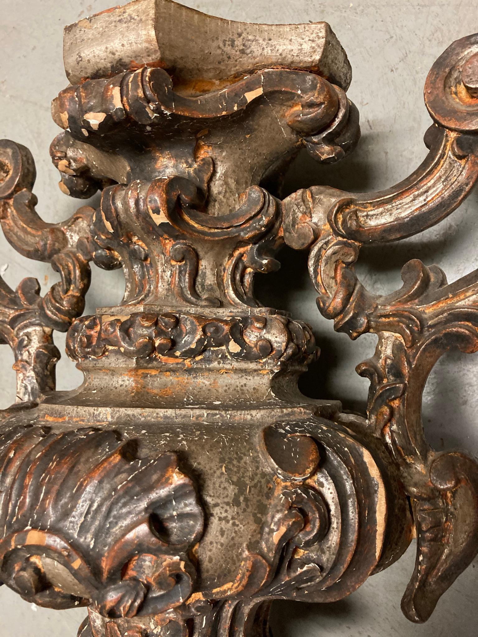 Urne baroque italienne du 18ème siècle en bois sculpté et doré argenté en vente 1