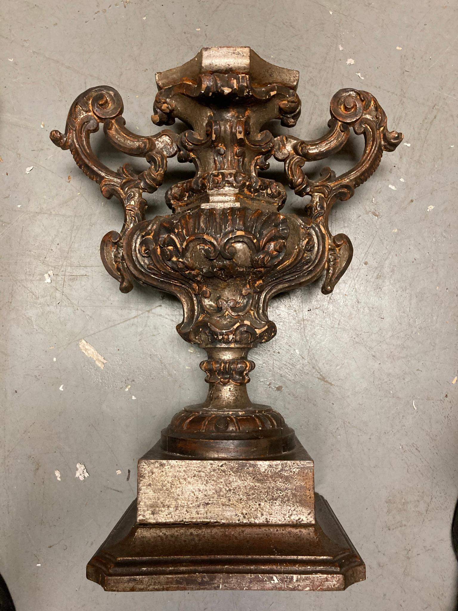 Urne baroque italienne du 18ème siècle en bois sculpté et doré argenté en vente 2