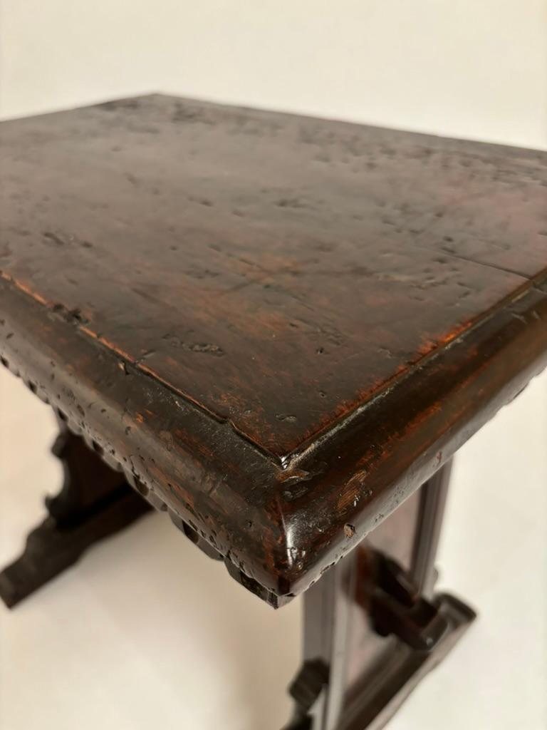 Italienischer Beistelltisch aus Nussbaum im Barockstil des 18. im Angebot 4
