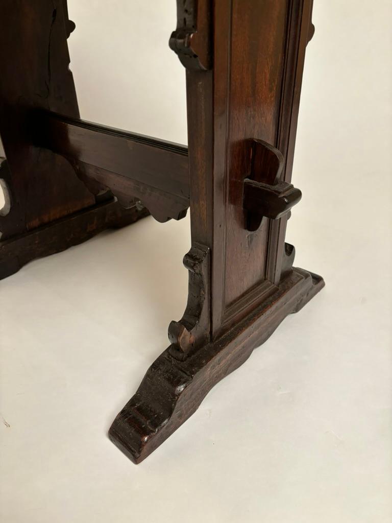 18th Century Italian Baroque Style Walnut Side Table  For Sale 1