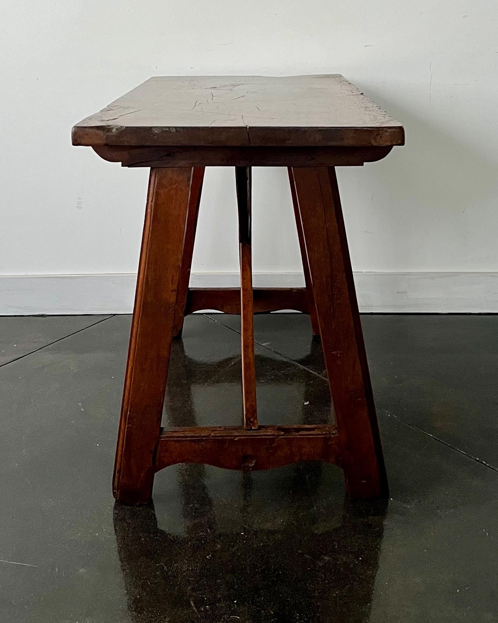 18th century Italian Baroque-Style Walnut Side Table  For Sale 1