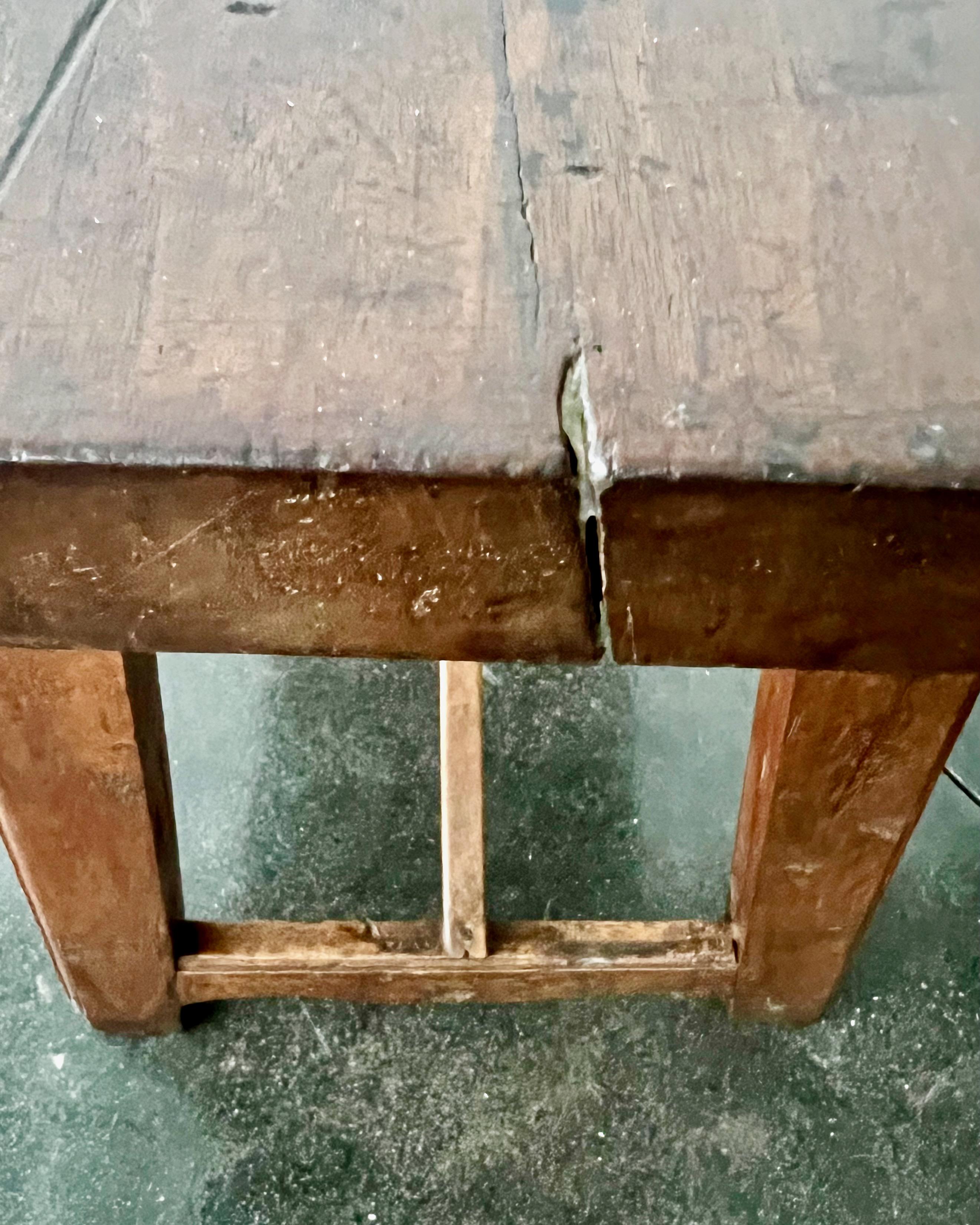 18th century Italian Baroque-Style Walnut Side Table  For Sale 3