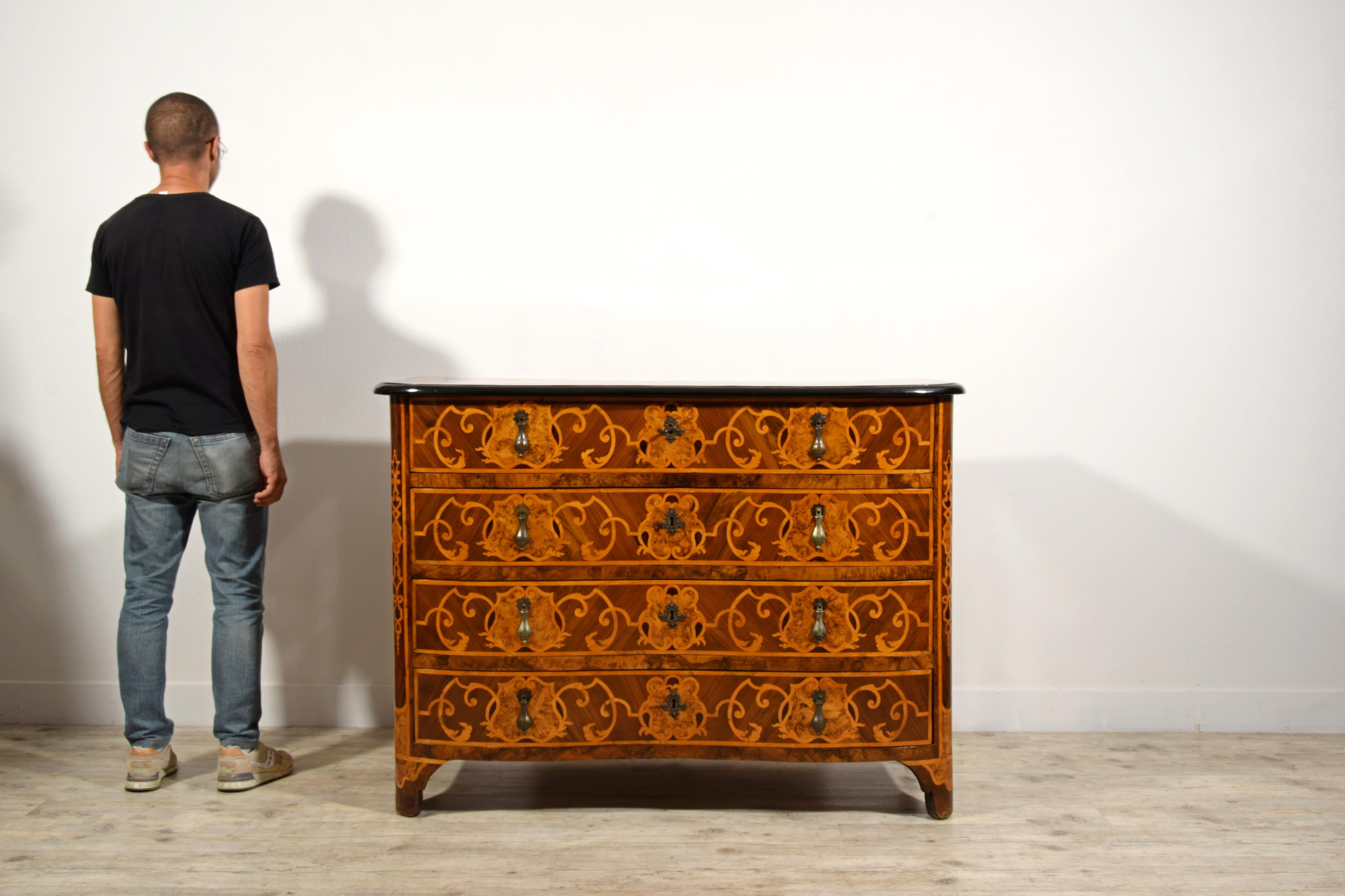 Commodo in legno con impiallacciatura e intarsi barocco italiano del XVIII secolo in vendita 4