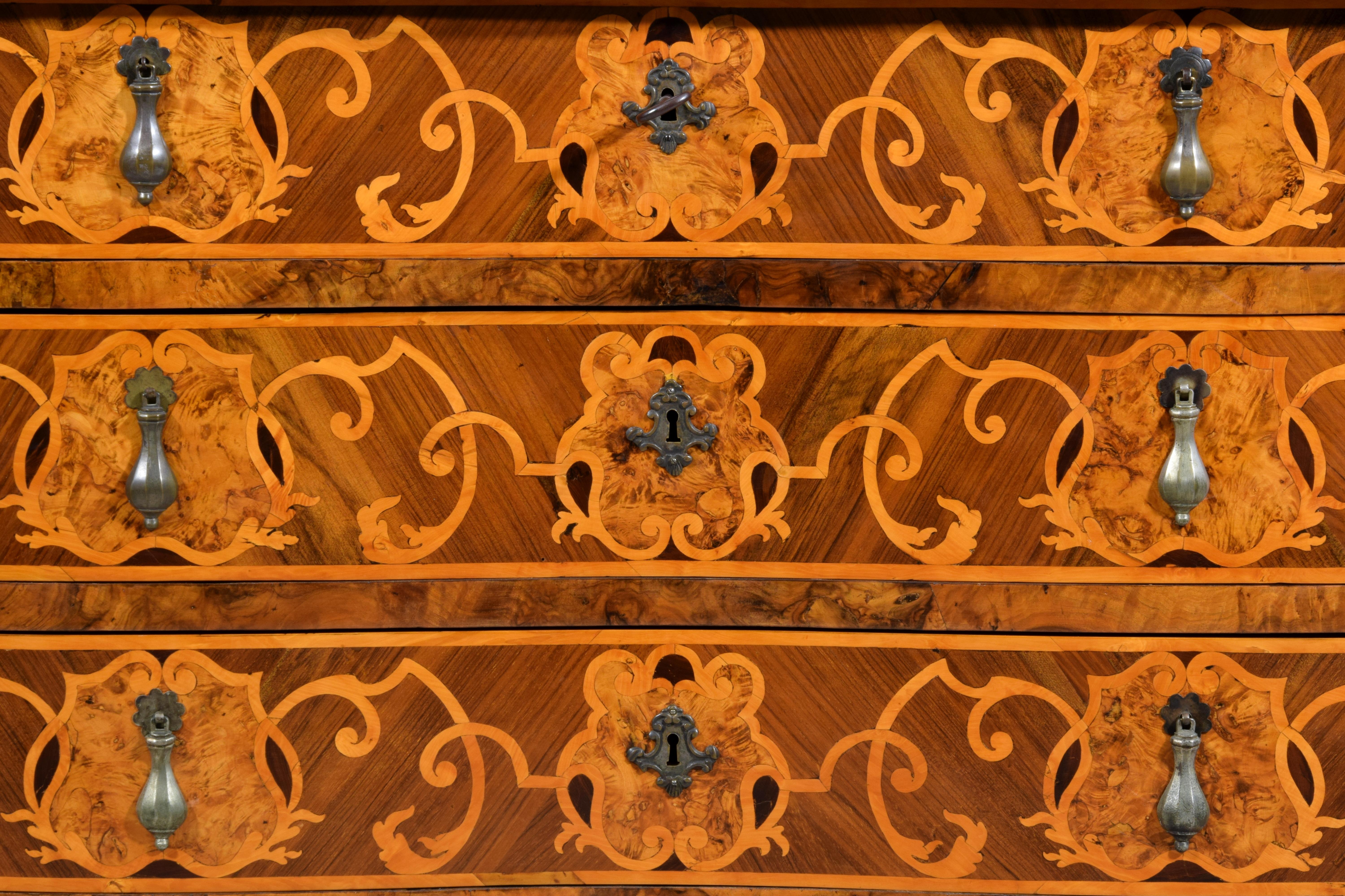Commodo in legno con impiallacciatura e intarsi barocco italiano del XVIII secolo in vendita 5