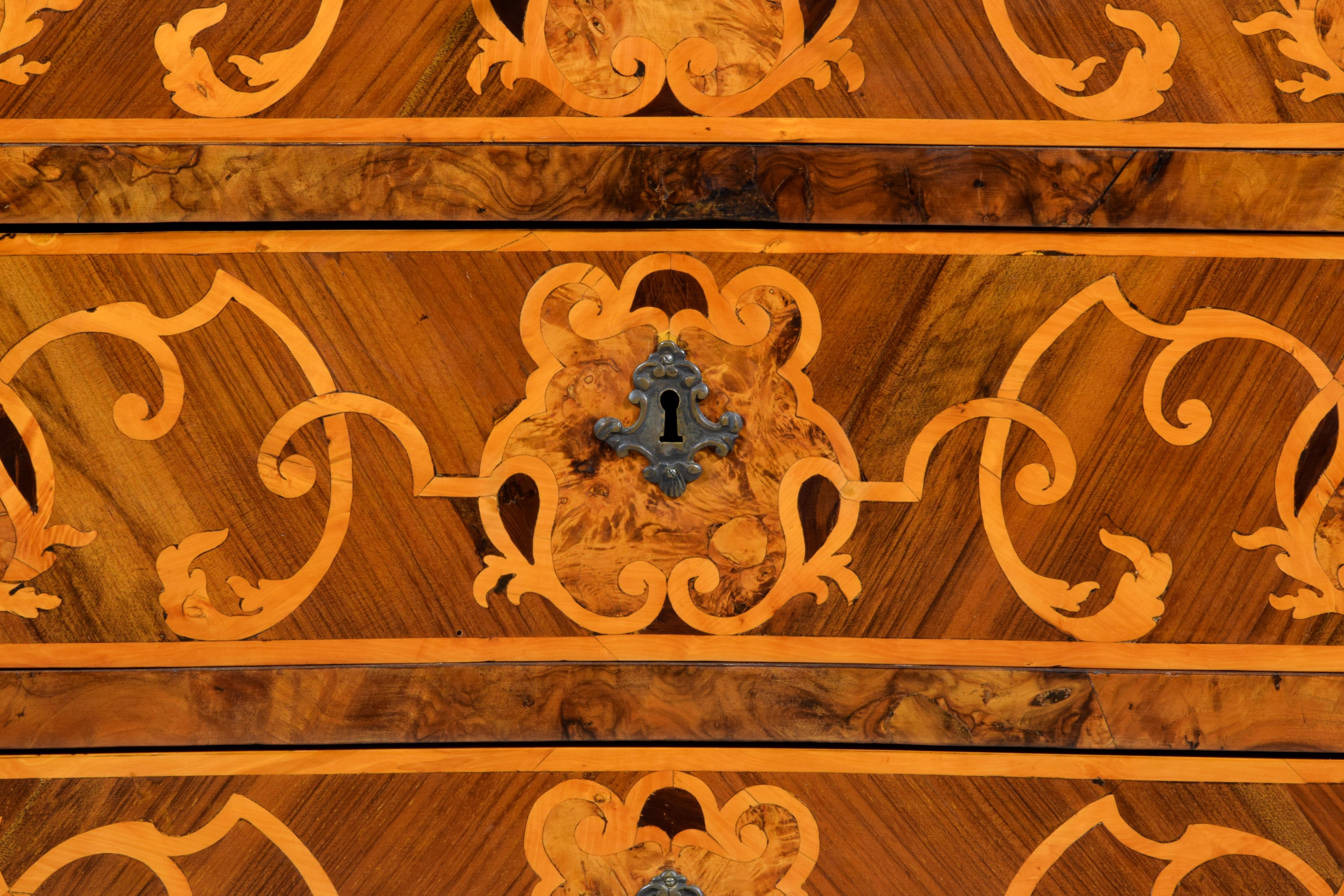 Commodo in legno con impiallacciatura e intarsi barocco italiano del XVIII secolo in vendita 6