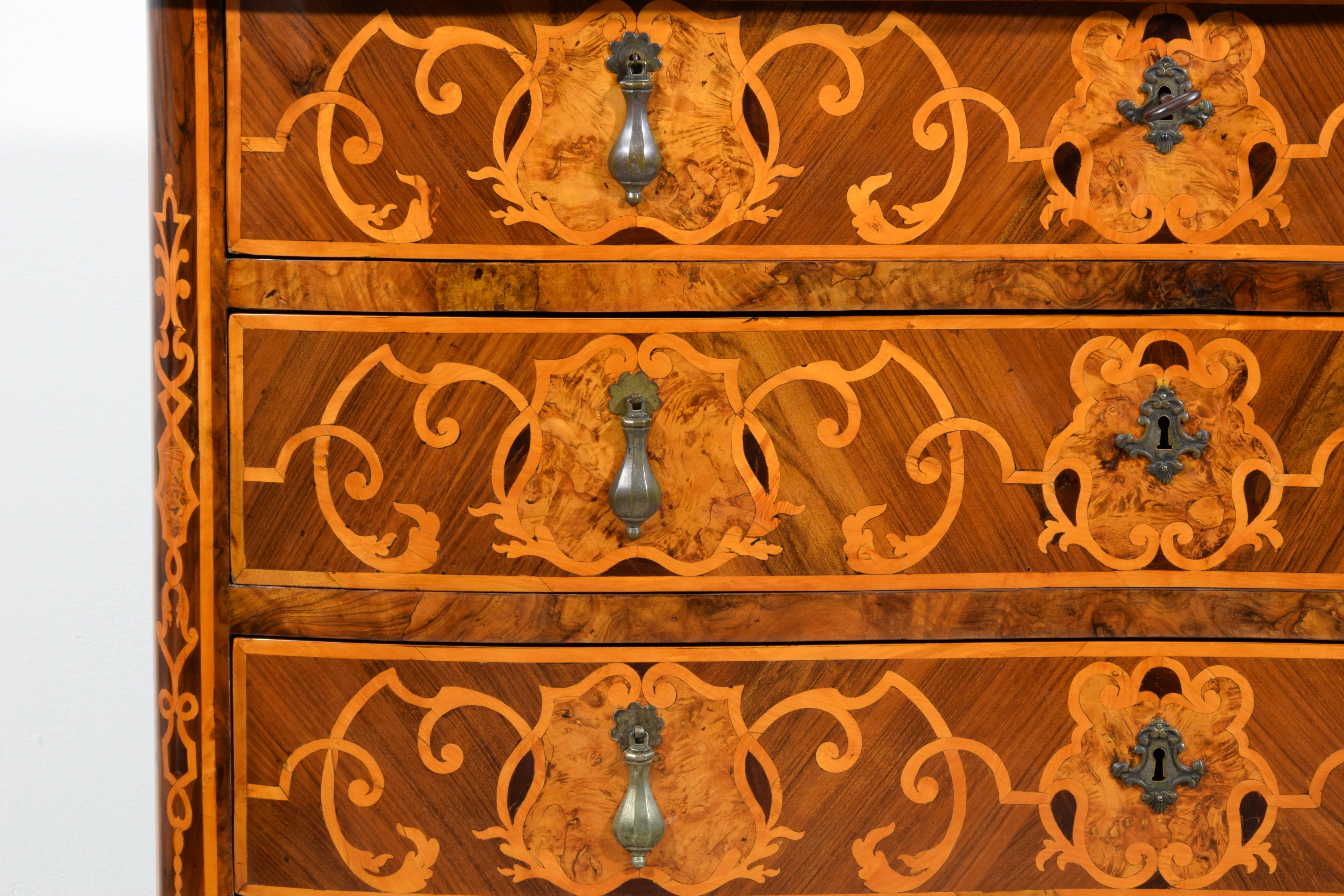 Commodo in legno con impiallacciatura e intarsi barocco italiano del XVIII secolo in vendita 7