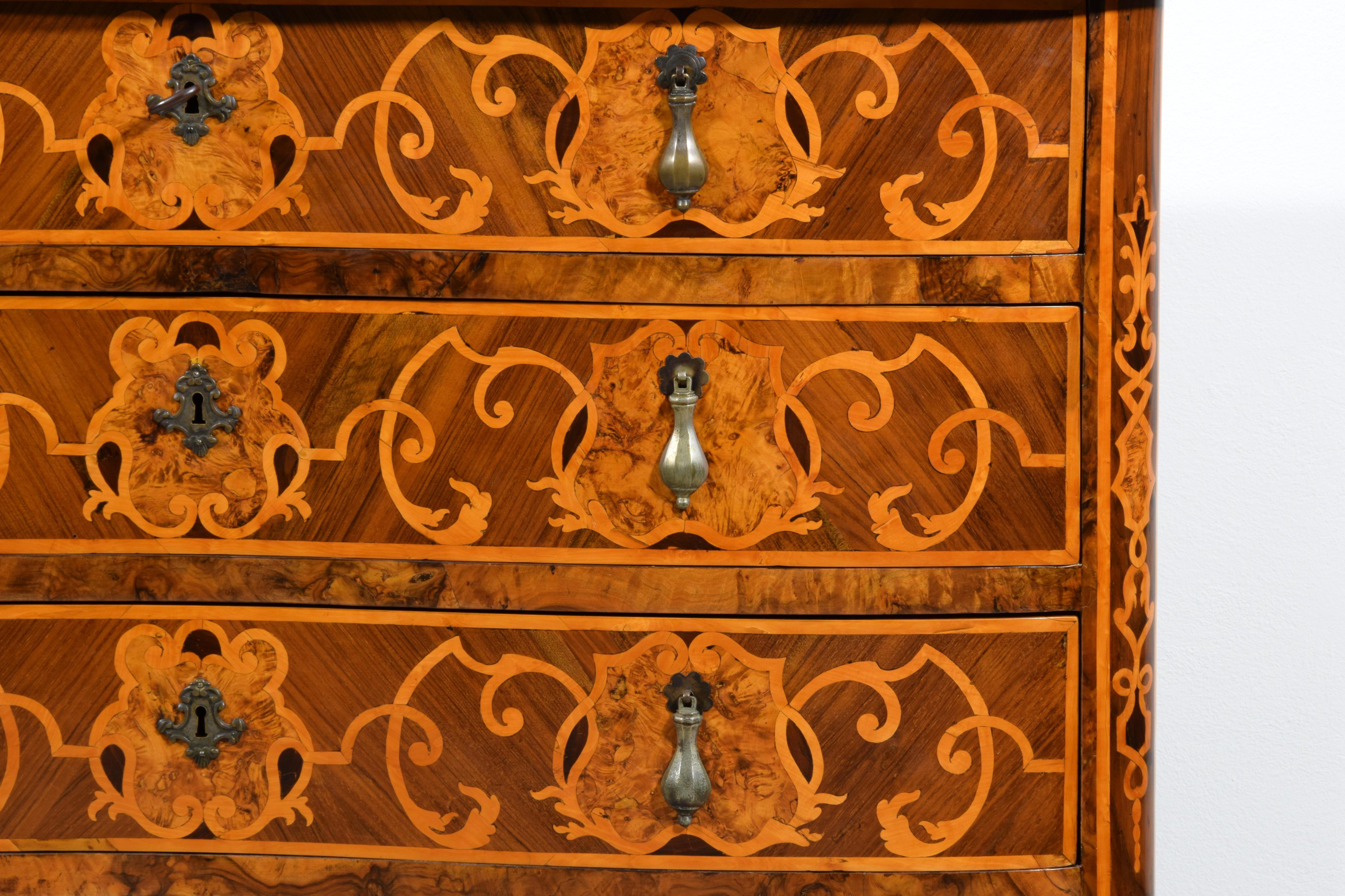 Commodo in legno con impiallacciatura e intarsi barocco italiano del XVIII secolo in vendita 8