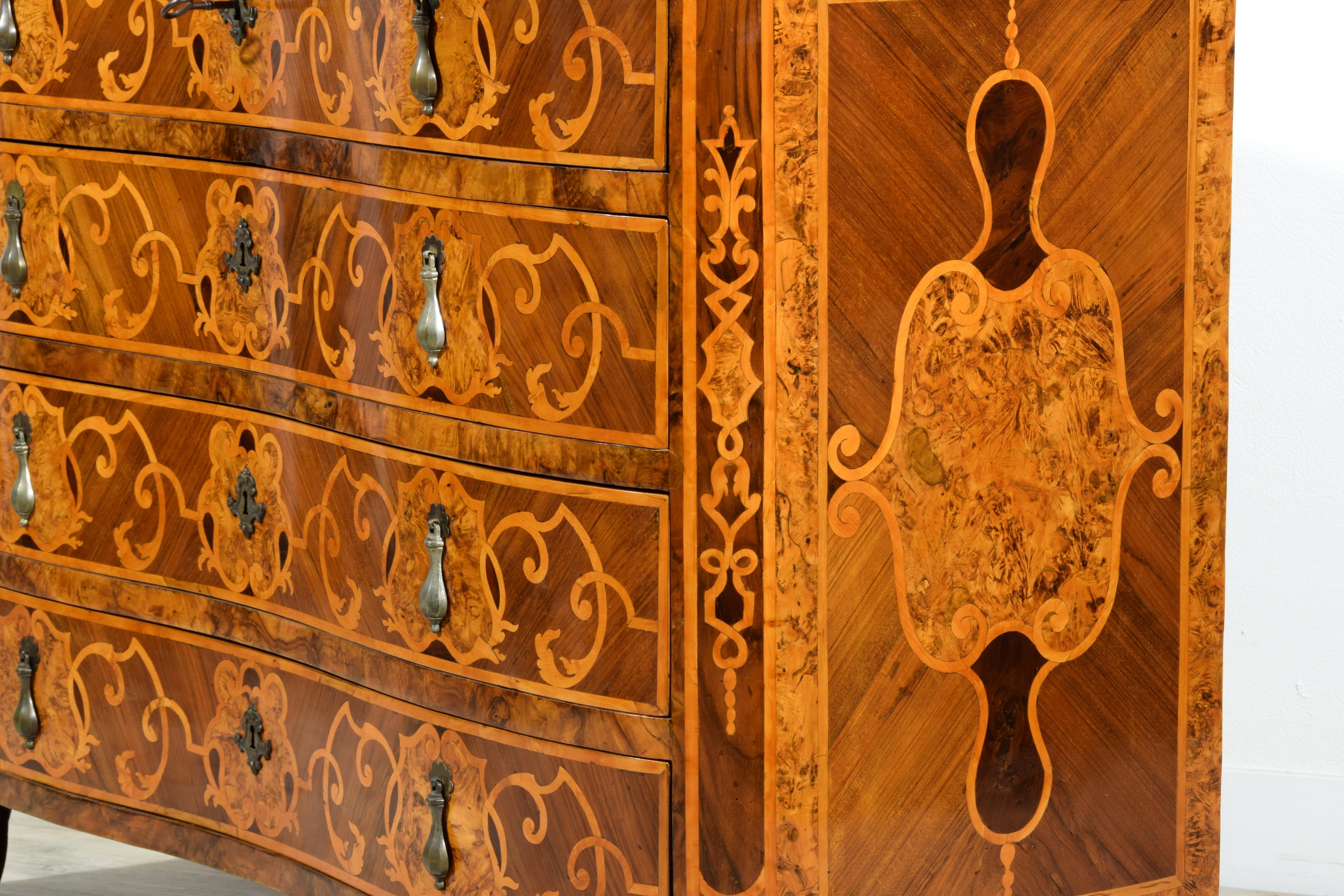 Commodo in legno con impiallacciatura e intarsi barocco italiano del XVIII secolo in vendita 10