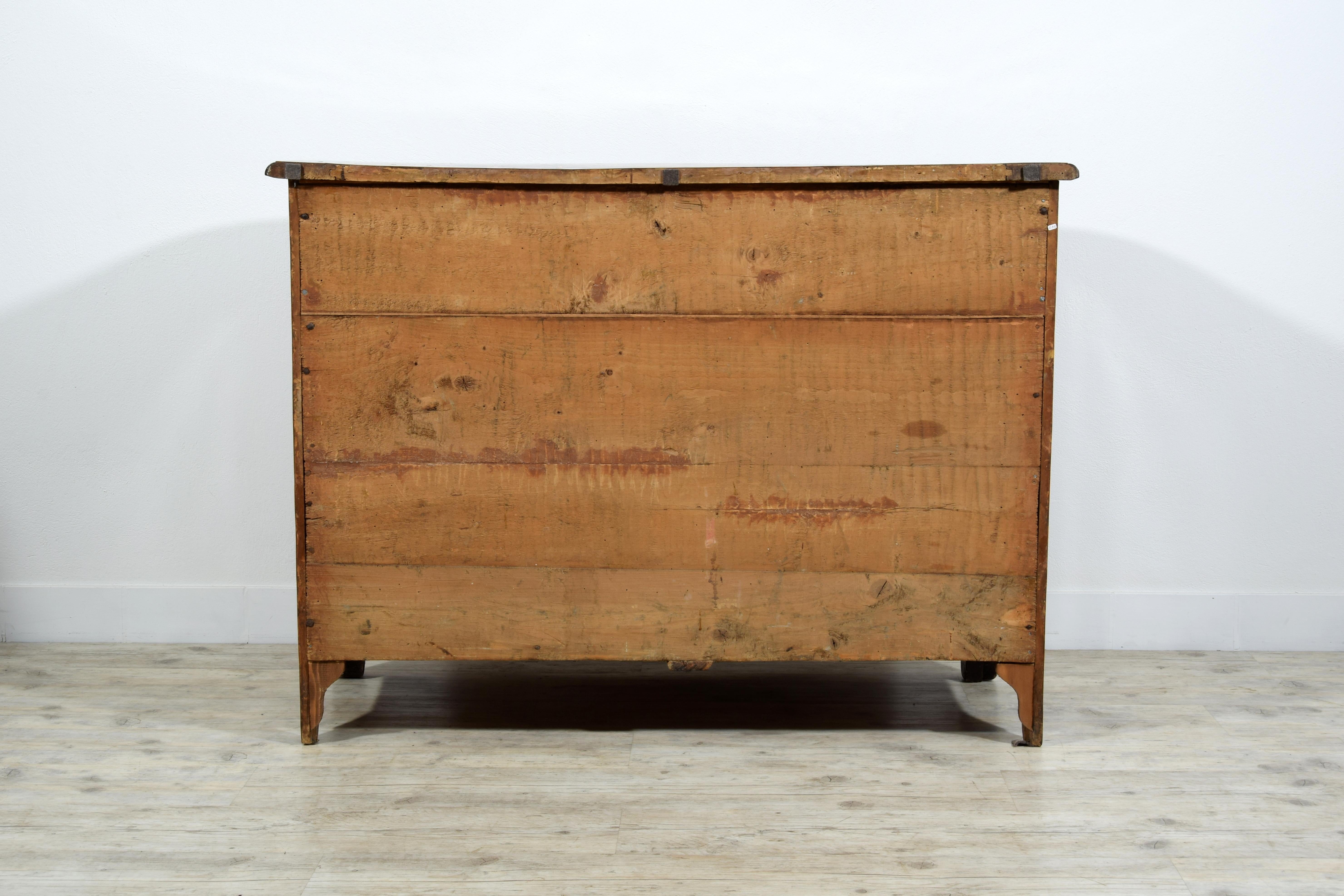 Commodo in legno con impiallacciatura e intarsi barocco italiano del XVIII secolo in vendita 13
