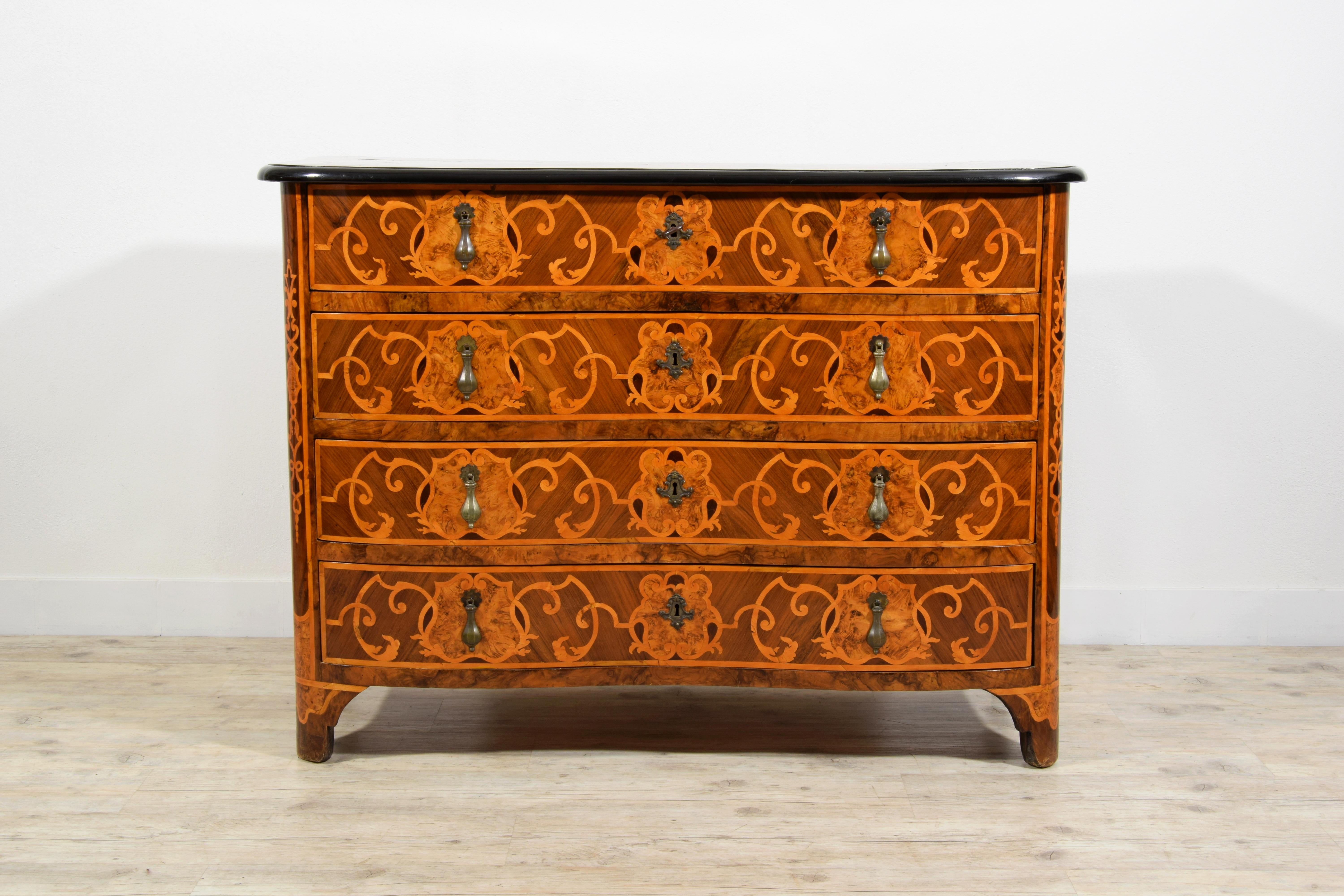 Commodo in legno con impiallacciatura e intarsi barocco italiano del XVIII secolo 
Questa elegante e raffinata commode è stata realizzata in Piemonte, in Italia, nella prima metà del XVIII secolo, durante il periodo barocco. Impiallacciata in legno