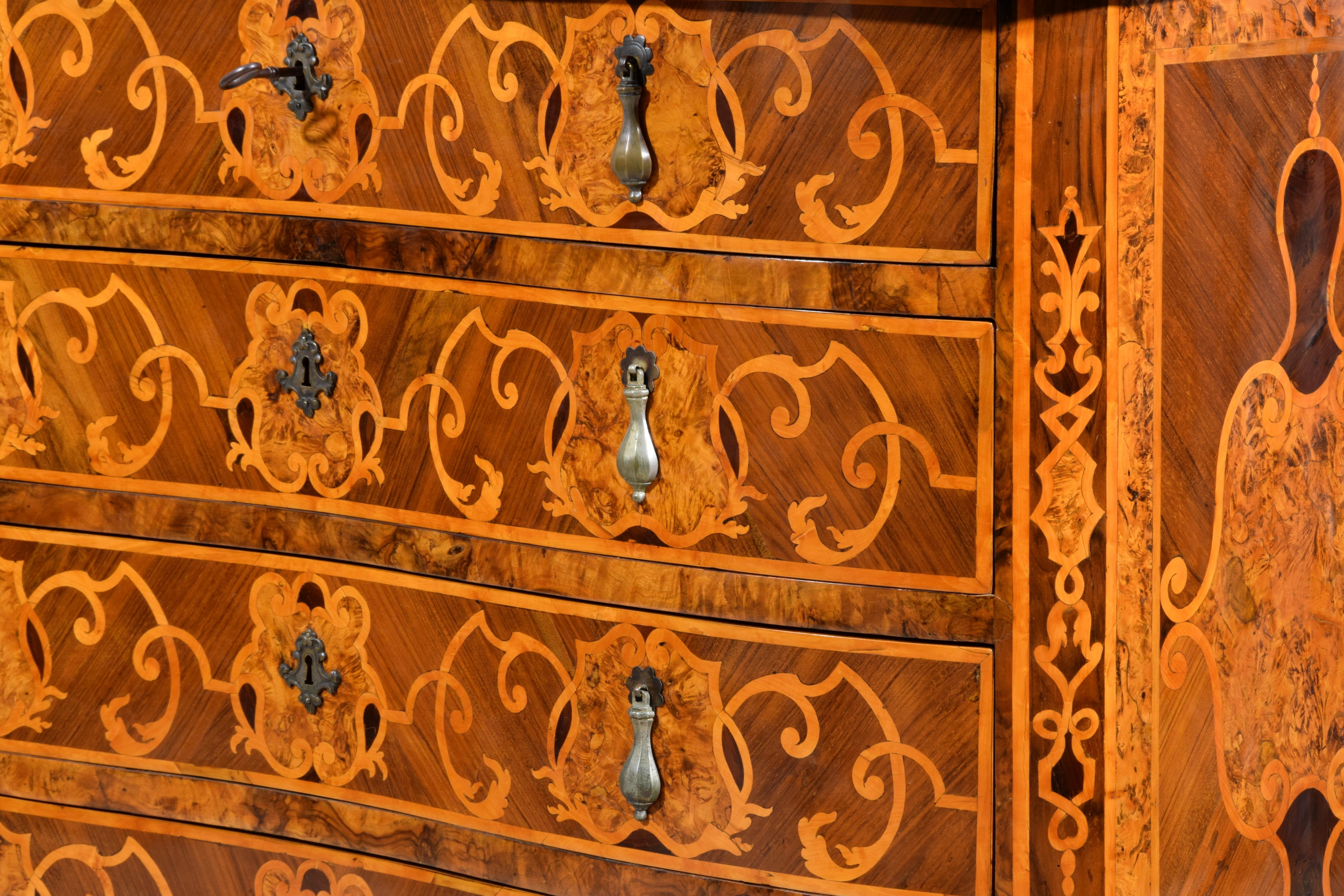 Commodo in legno con impiallacciatura e intarsi barocco italiano del XVIII secolo in vendita 1