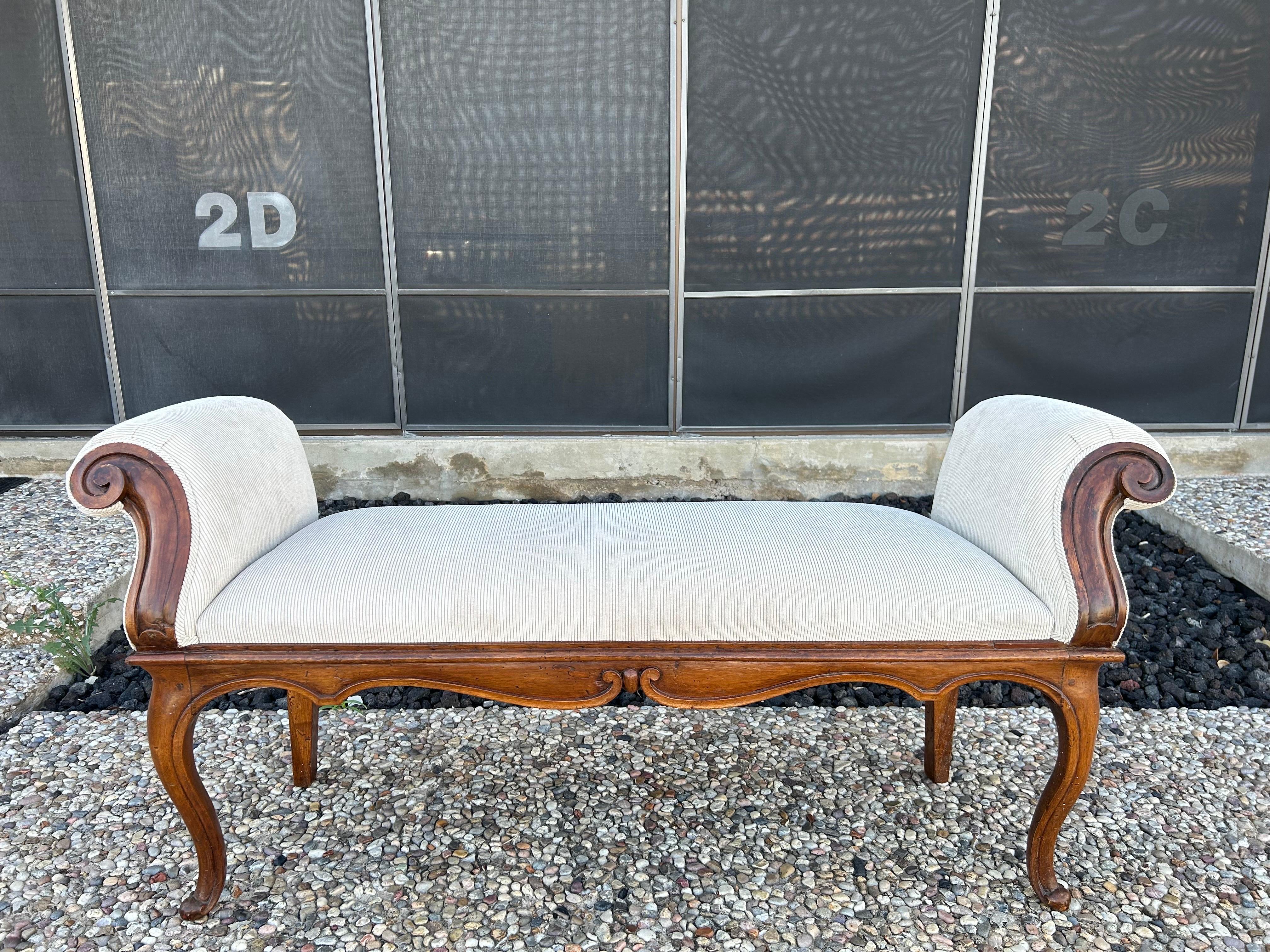 Banc en noyer baroque italien du XVIIIe siècle.
Nous vous proposons un beau banc baroque italien du 18ème siècle en noyer provenant de la région de Toscane en Italie. Les bras gracieux sont recouverts d'un magnifique tissu de velours strié de