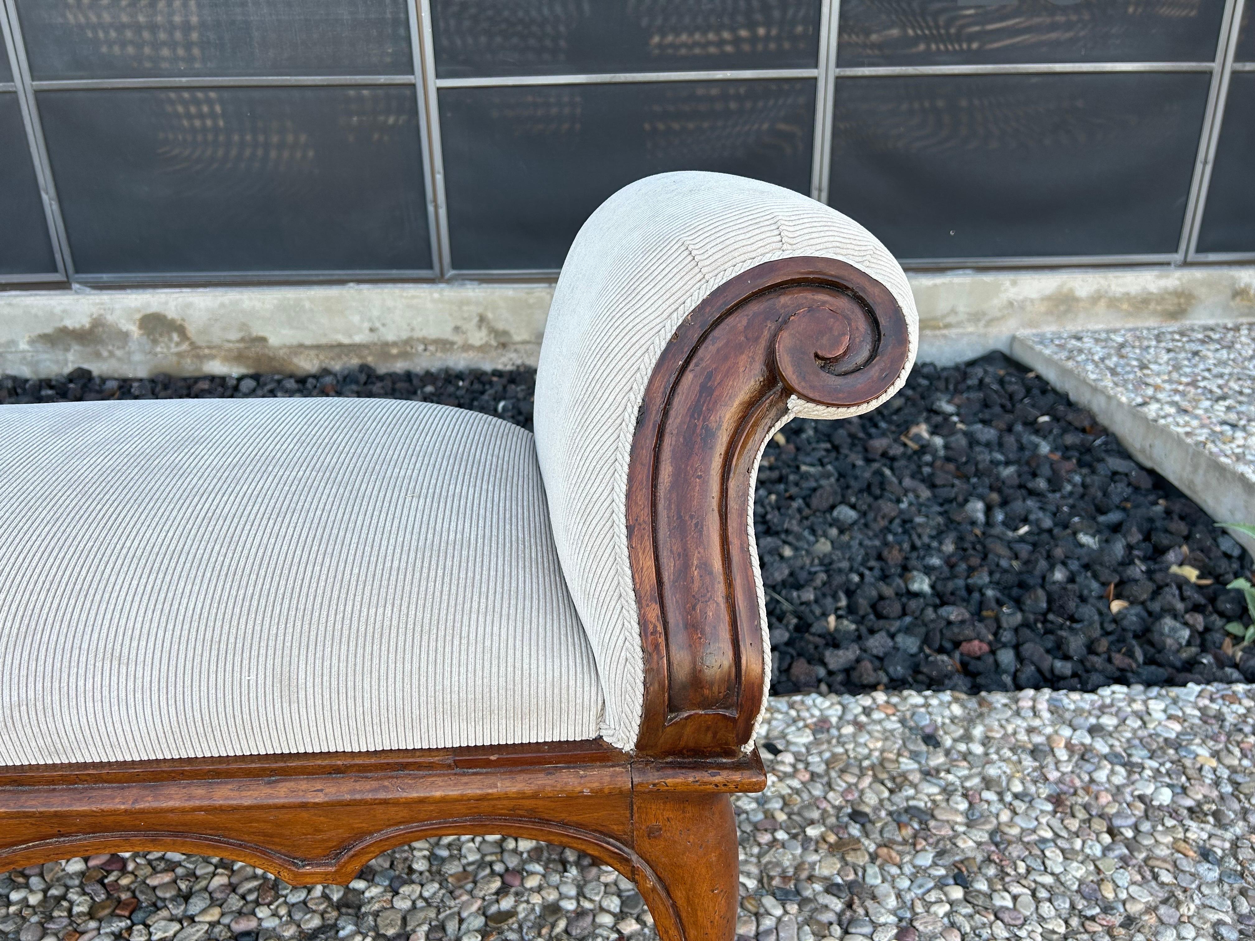 Velours Banc en noyer baroque italien du 18e siècle en vente