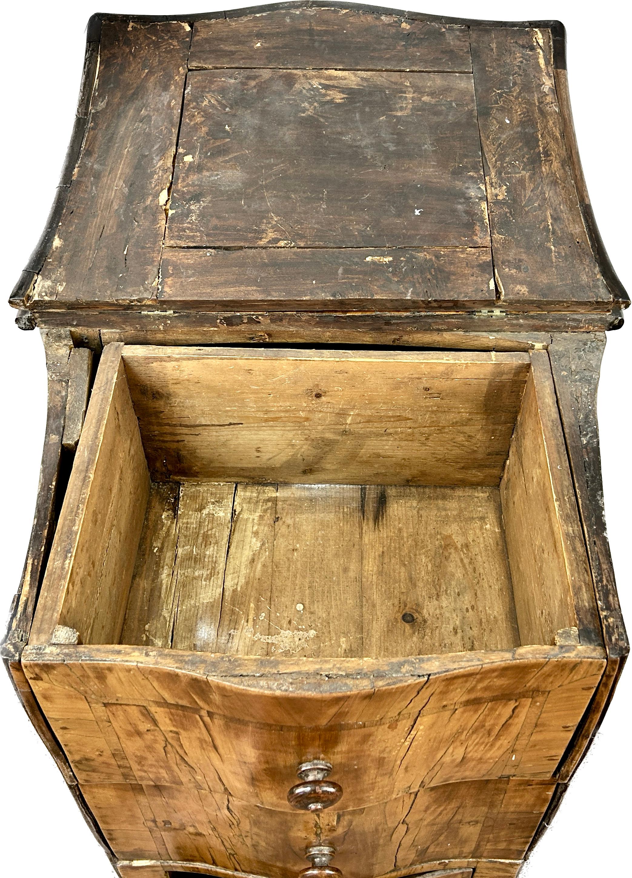 Italienische Barockkommode/Nachttisch aus Nussbaumholz, 18. Jahrhundert im Angebot 1