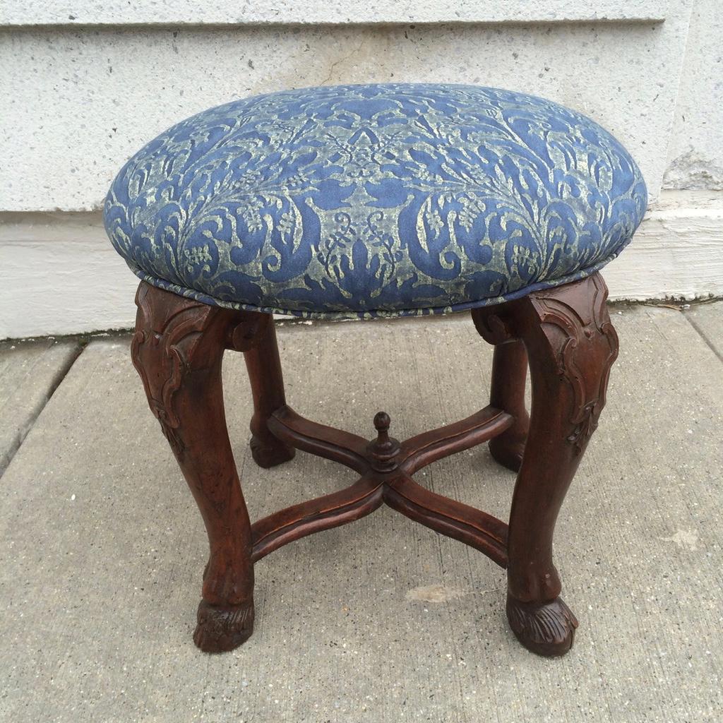Italienischer Barockhocker aus Nussbaumholz mit Fortuny-Polsterung im Angebot 5