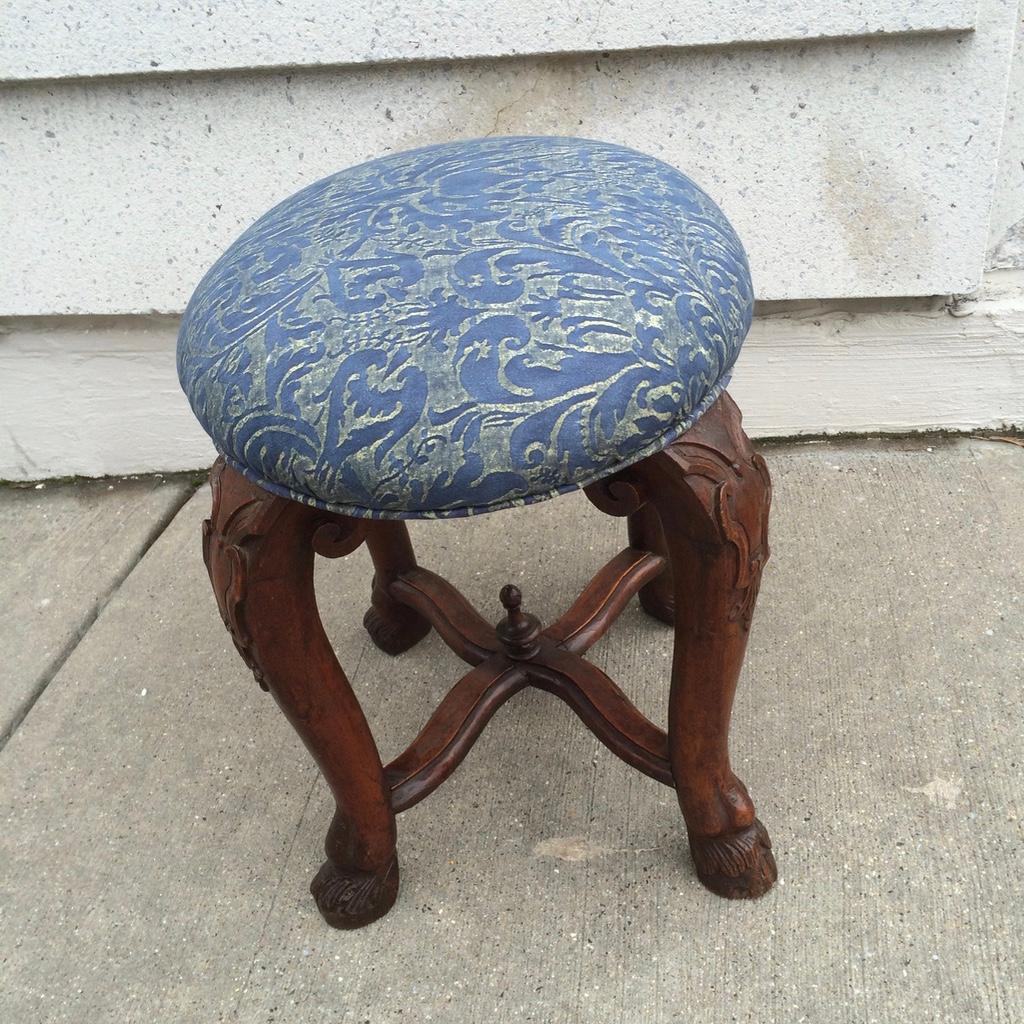 Italienischer Barockhocker aus Nussbaumholz mit Fortuny-Polsterung im Angebot 7