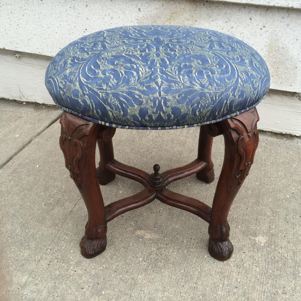 Italienischer Barockhocker aus Nussbaumholz mit Fortuny-Polsterung im Angebot 8