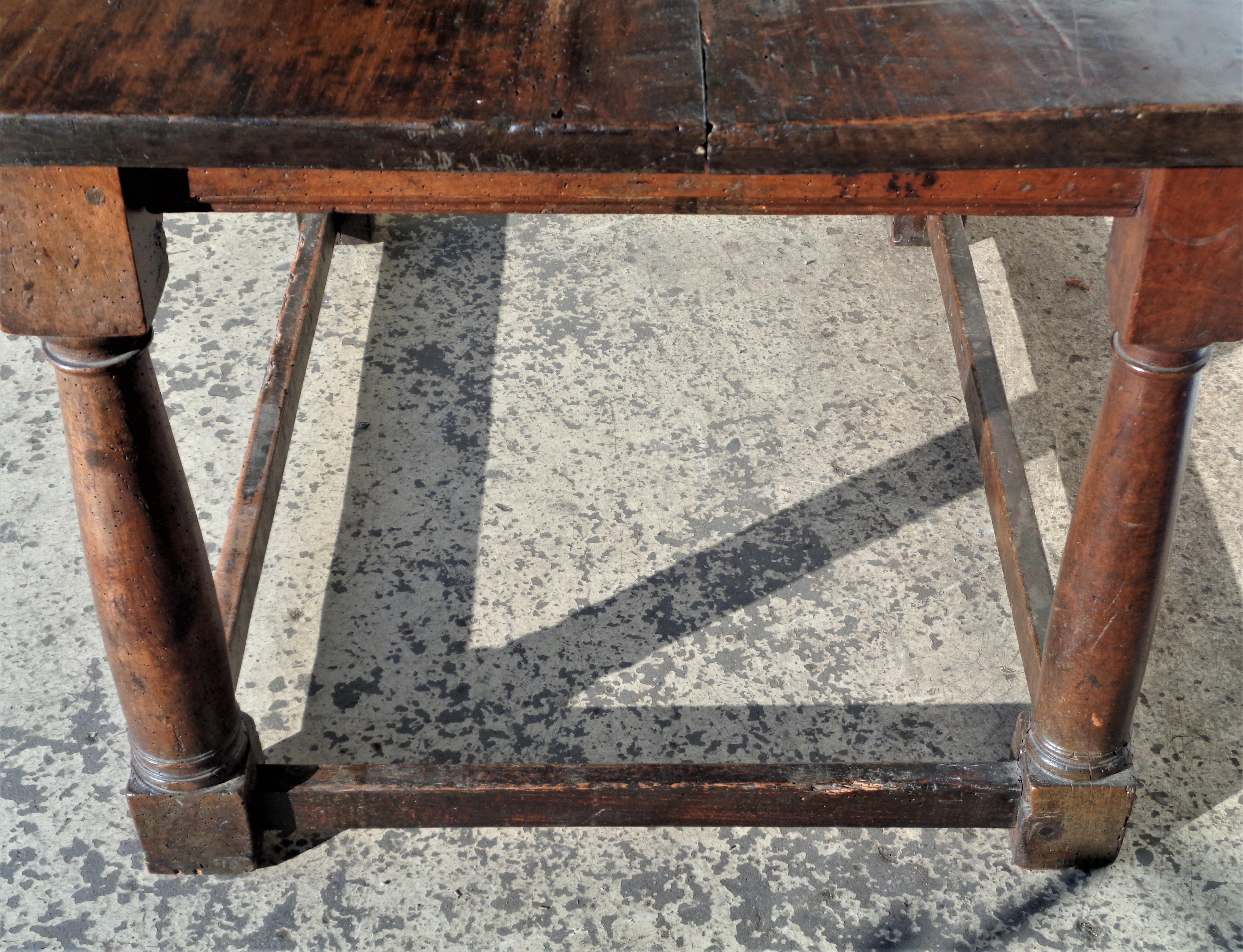 Table en noyer baroque italienne du 18e siècle en vente 4