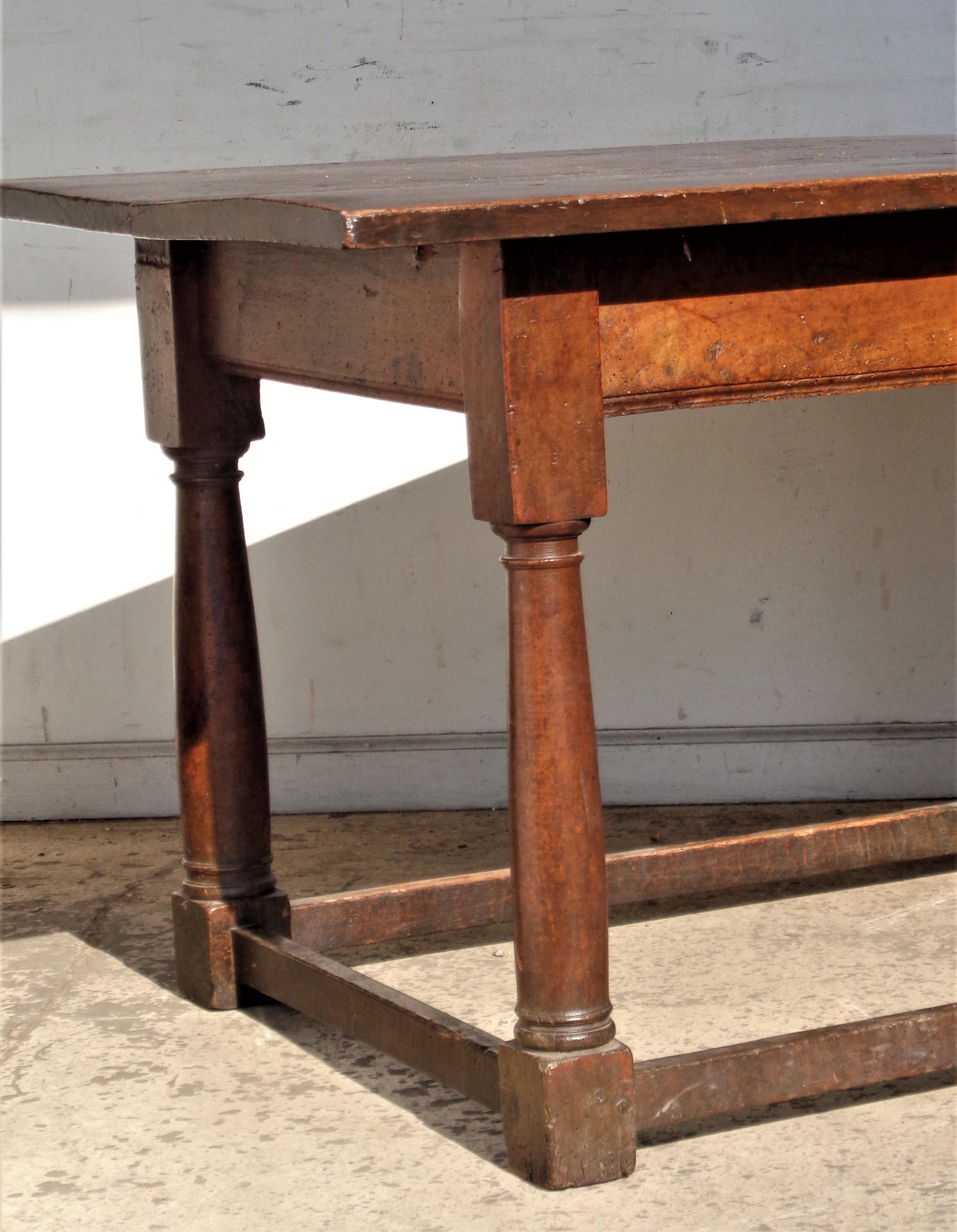 Table en noyer baroque italienne du 18e siècle en vente 7