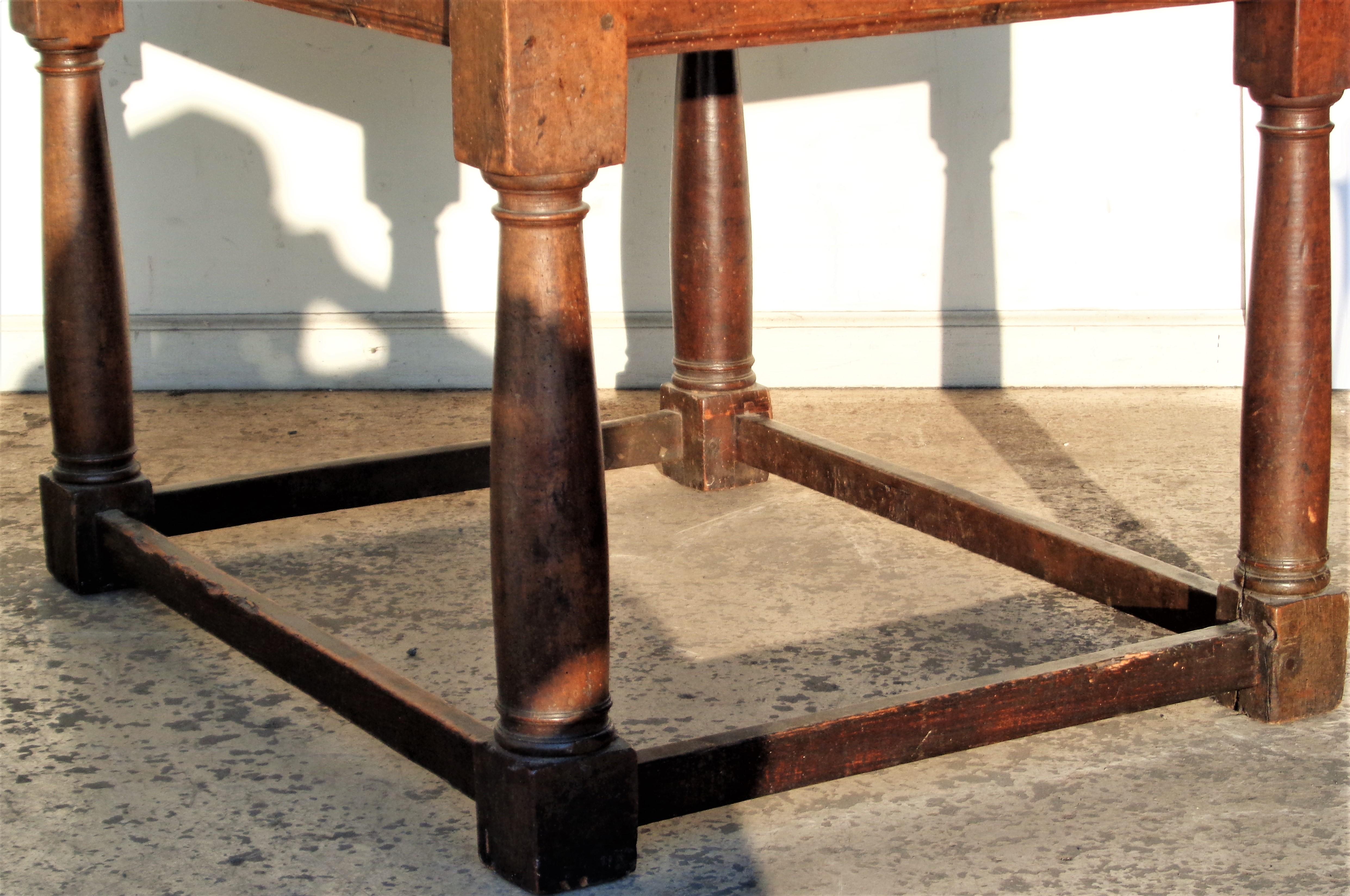 Table en noyer baroque italienne du 18e siècle en vente 12