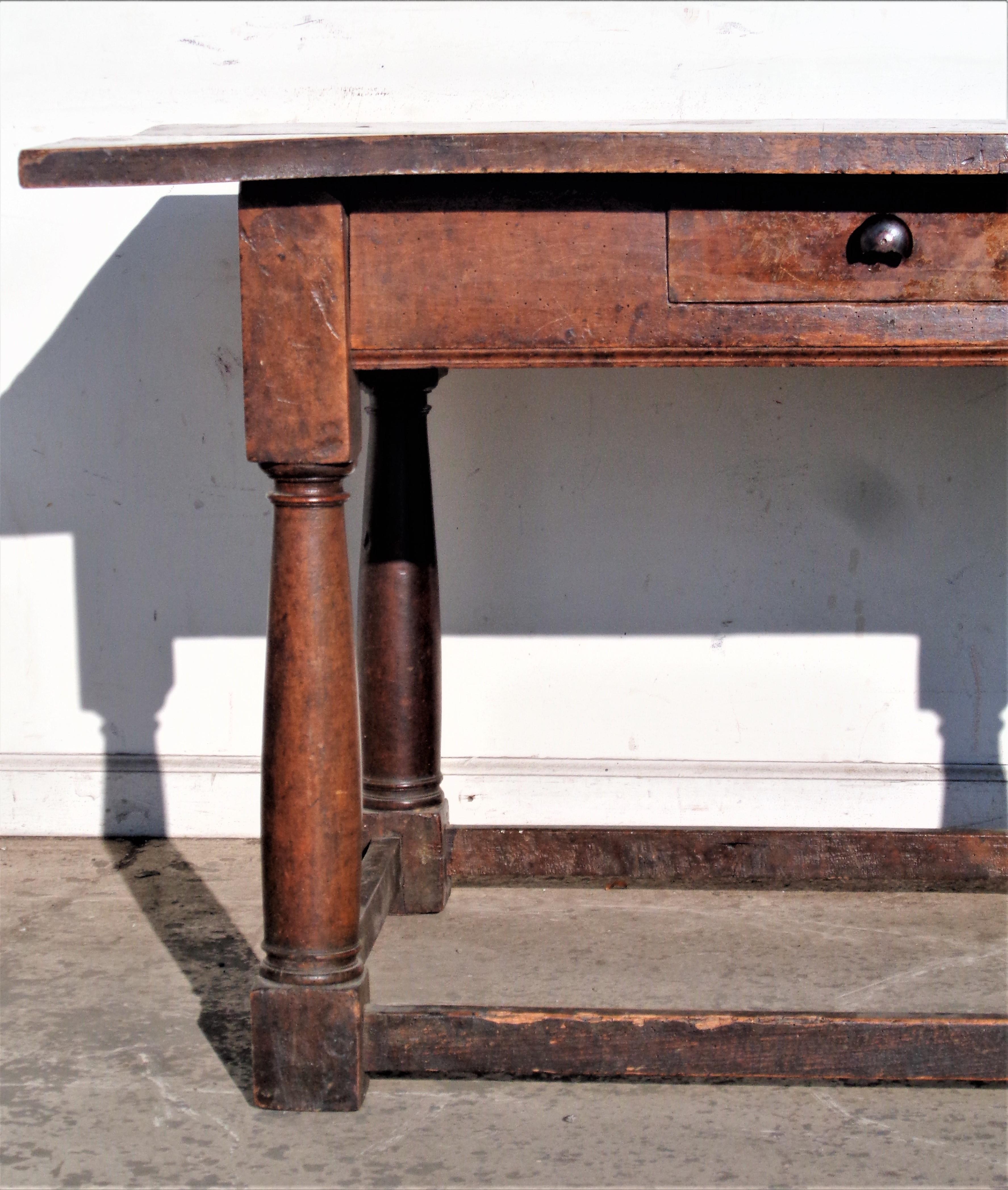 Noyer Table en noyer baroque italienne du 18e siècle en vente