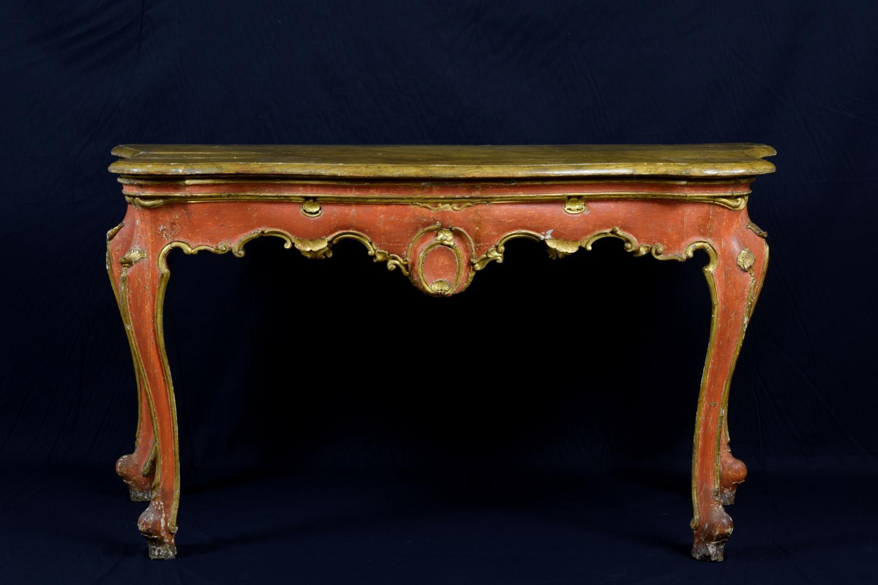 console en bois laqué de style baroque italien du XVIIIe siècle.

Cette table console en bois sculpté et laqué est un bel exemple du répertoire décoratif baroque vénitien. Les quatre pieds sont caractérisés par un mouvement arqué et le dessus est