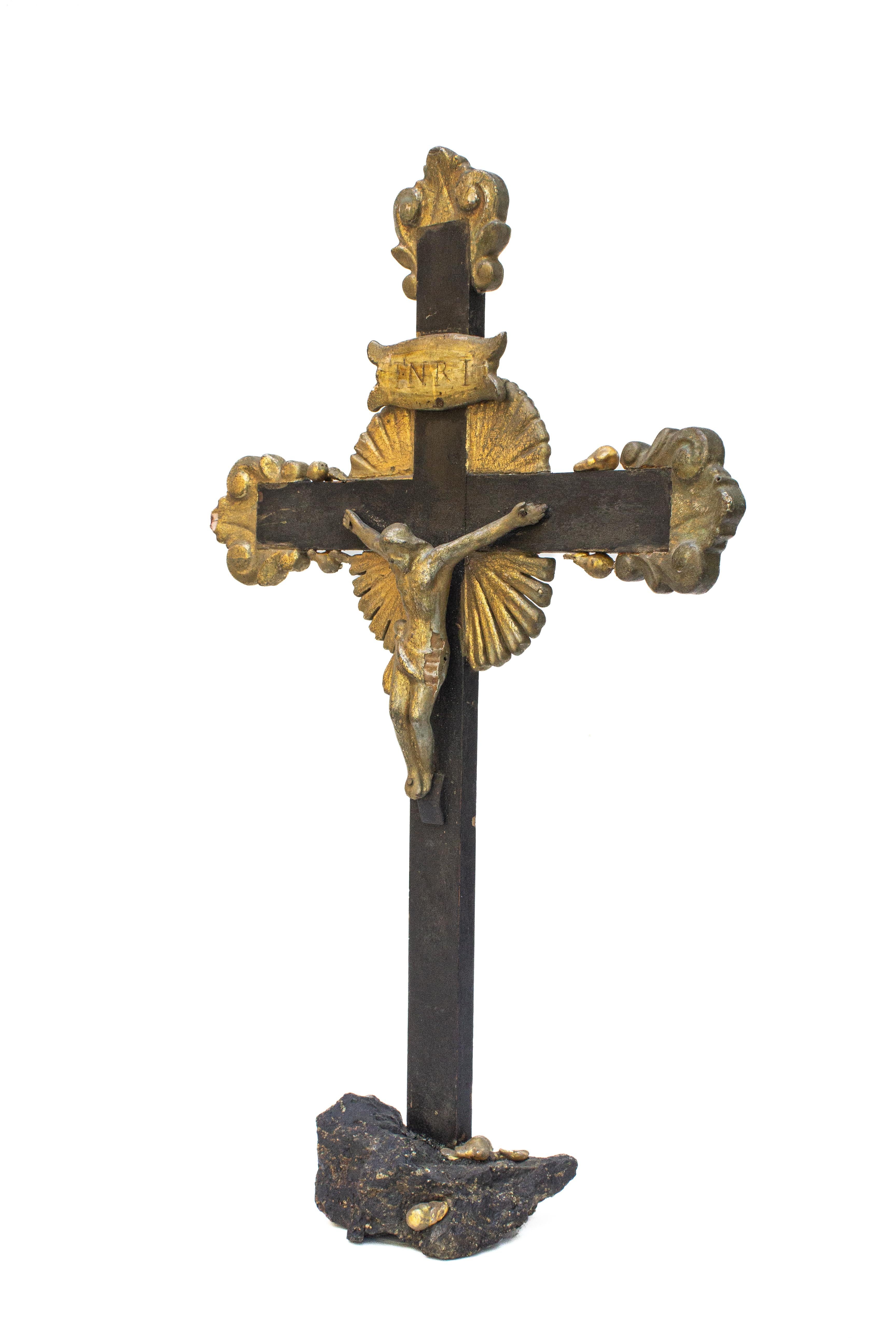 18th Century Italian Black and Gold Crucifix Mounted on Bornite and Chalcopyrite In Good Condition In Dublin, Dalkey