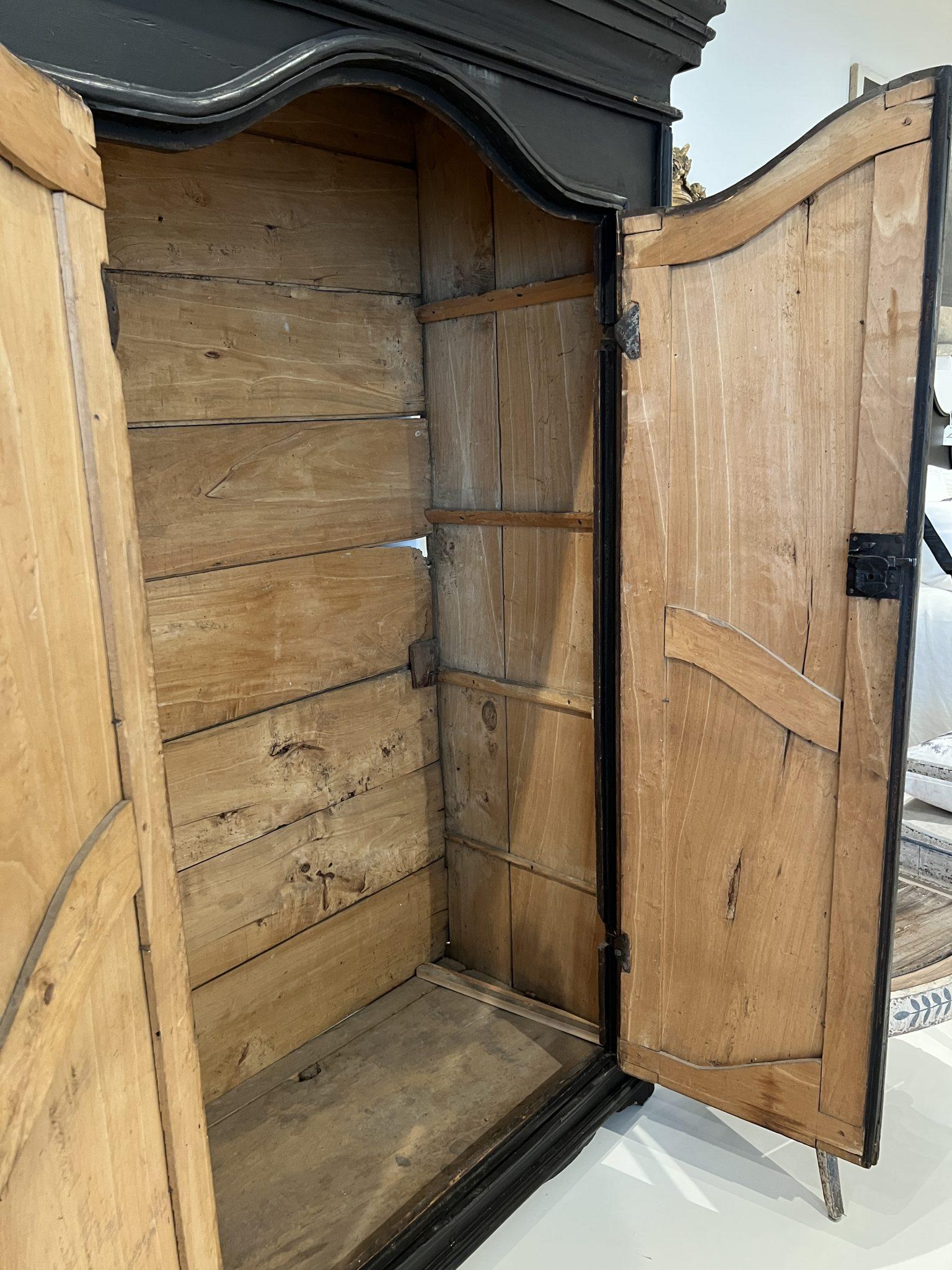 Armoire italienne noire du 18ème siècle État moyen - En vente à New Orleans, LA