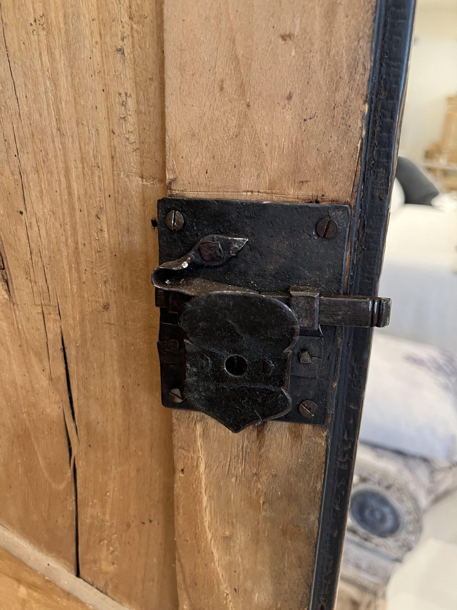 Bois Armoire italienne noire du 18ème siècle en vente