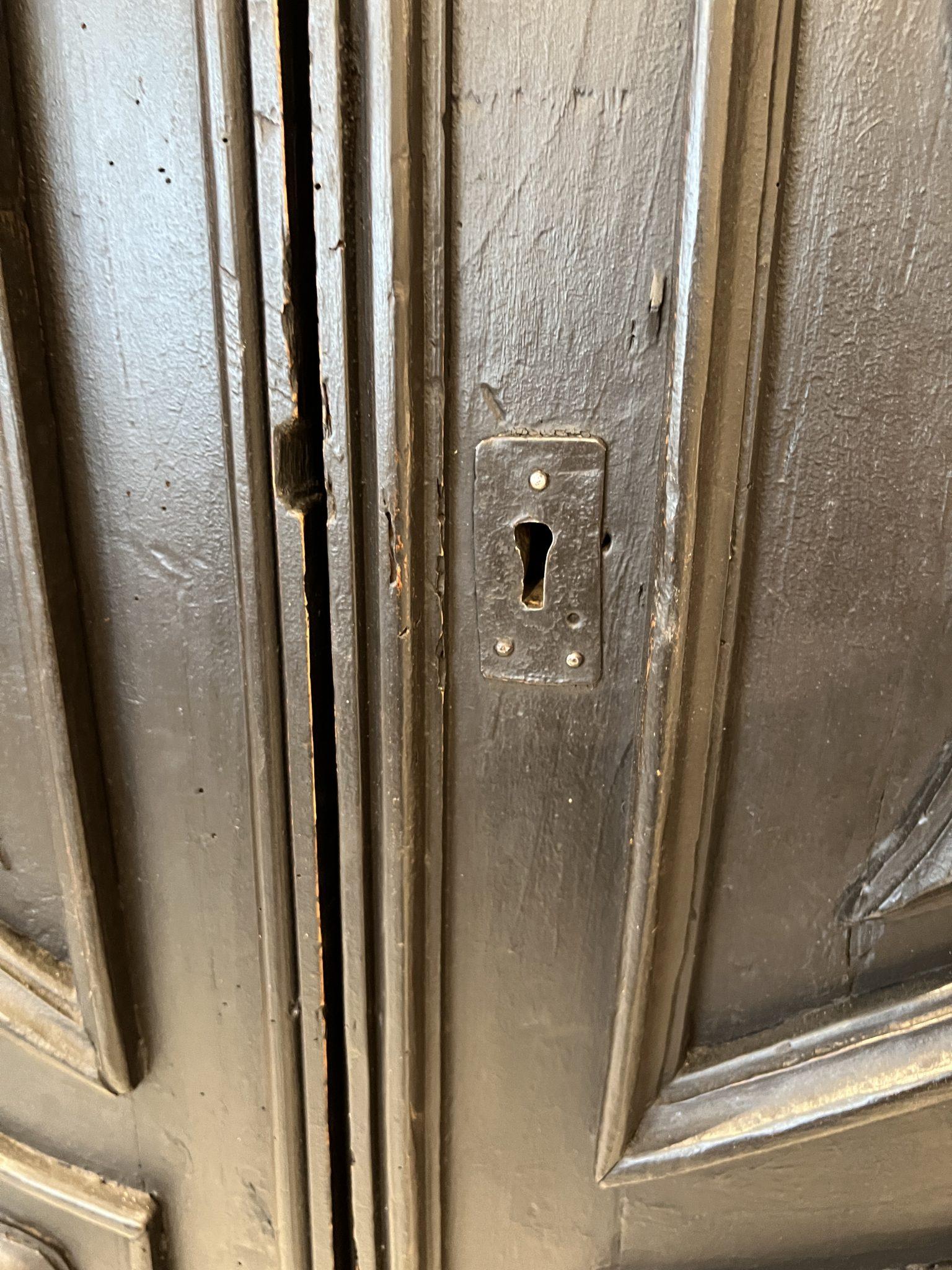 Armoire italienne noire du 18ème siècle en vente 1