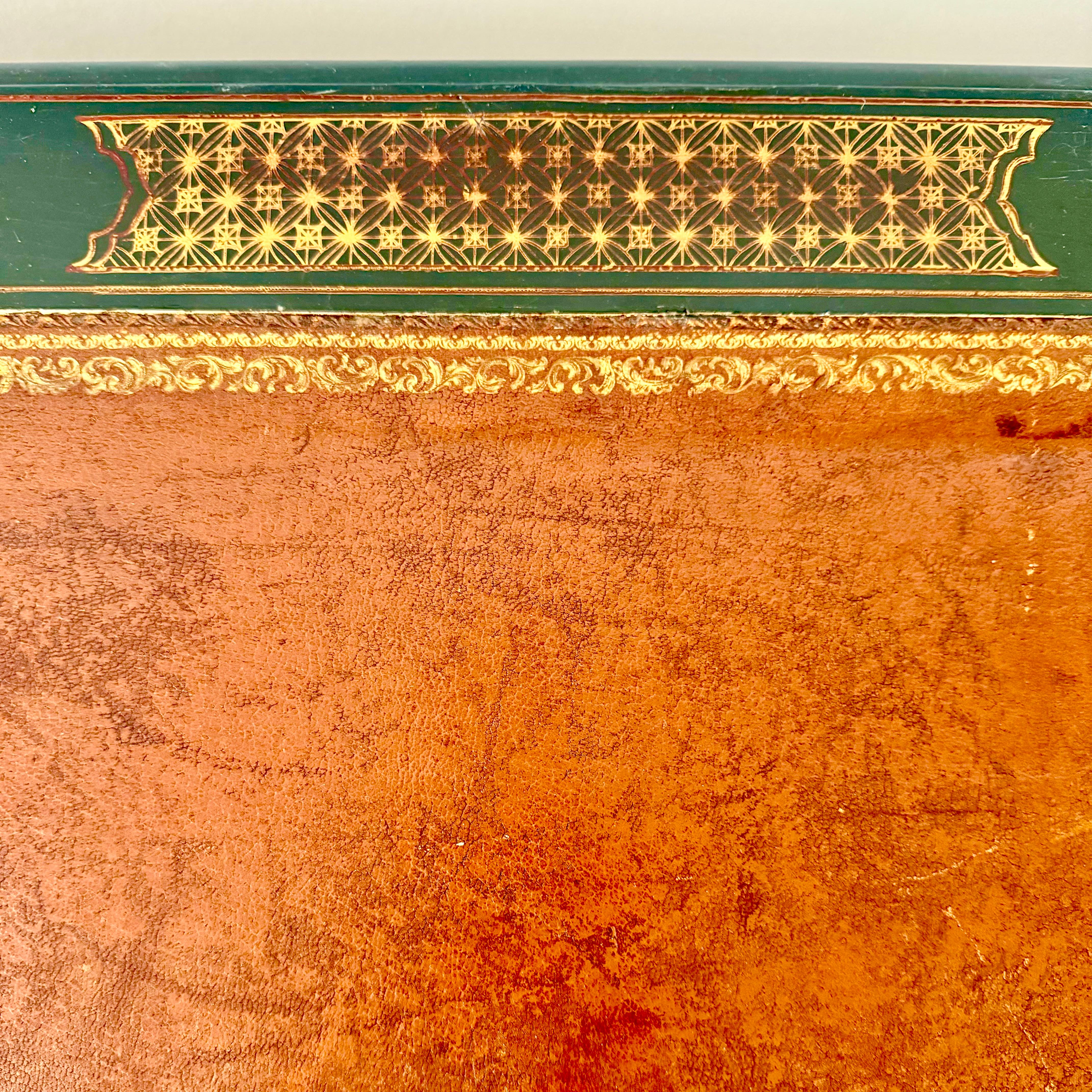18th Century Italian Black Lacquer Desk With Chinoiserie Decor 5