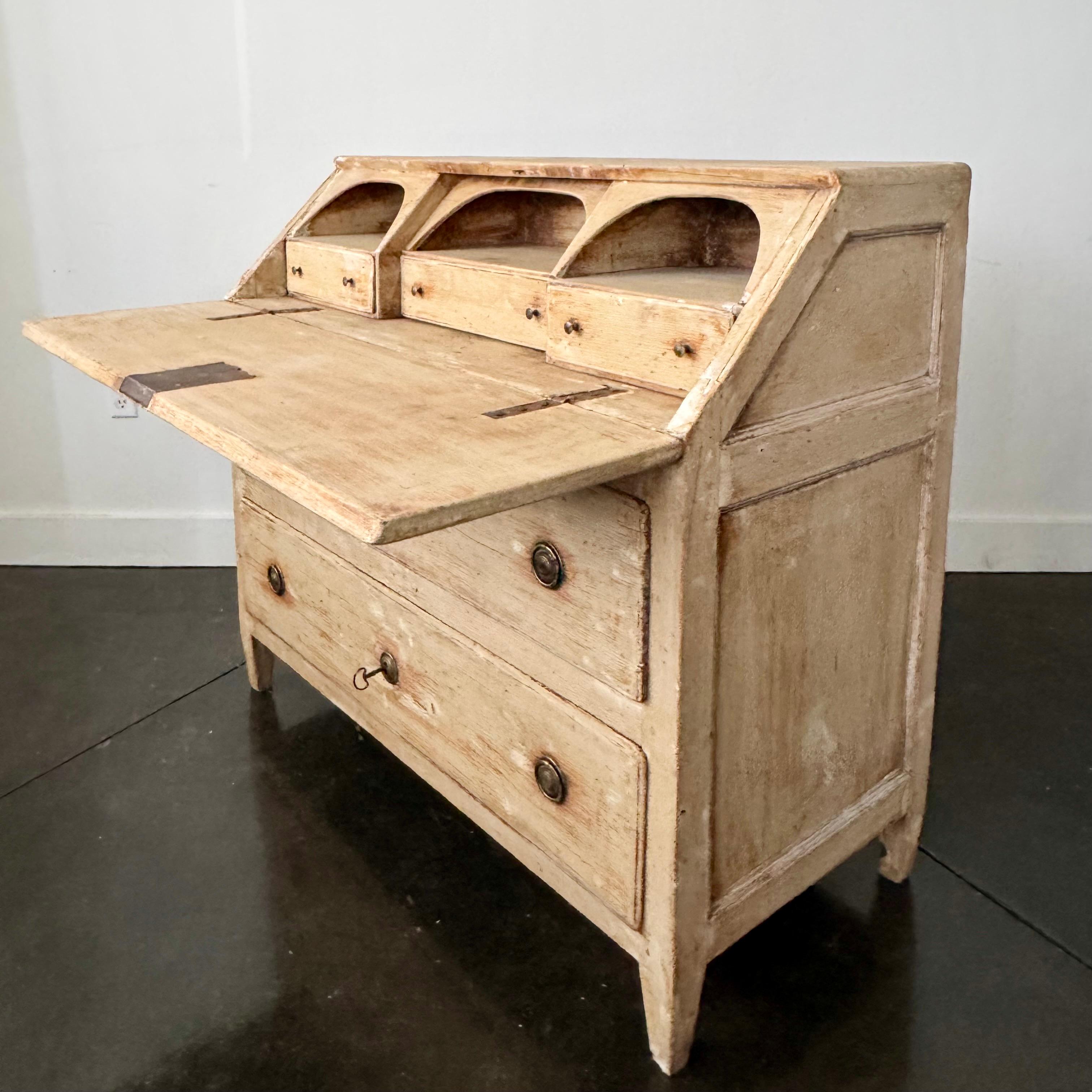 18th century large Italian charming rustic bleached drop front secretary with fragment of old paint, multiple cubby holes and drawers above two large base drawers on short tapered legs.
circa 1780, Italy
