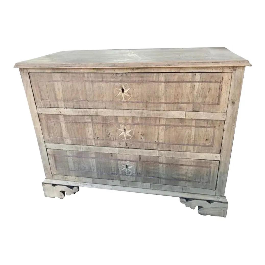 18th Century Italian Bleached Walnut Chest of Drawers / Canterano For Sale 5
