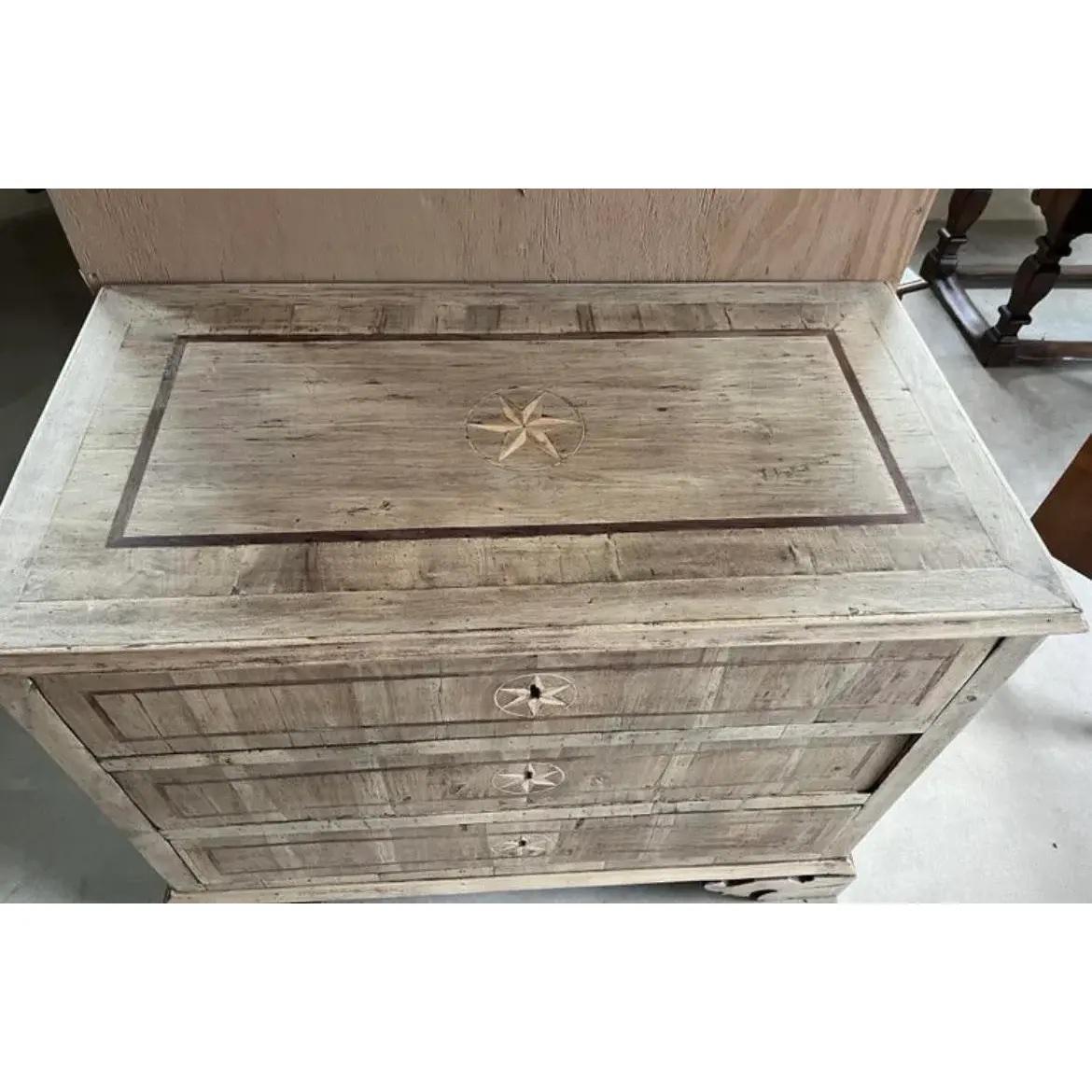 18th Century Italian Bleached Walnut Chest of Drawers / Canterano For Sale 7