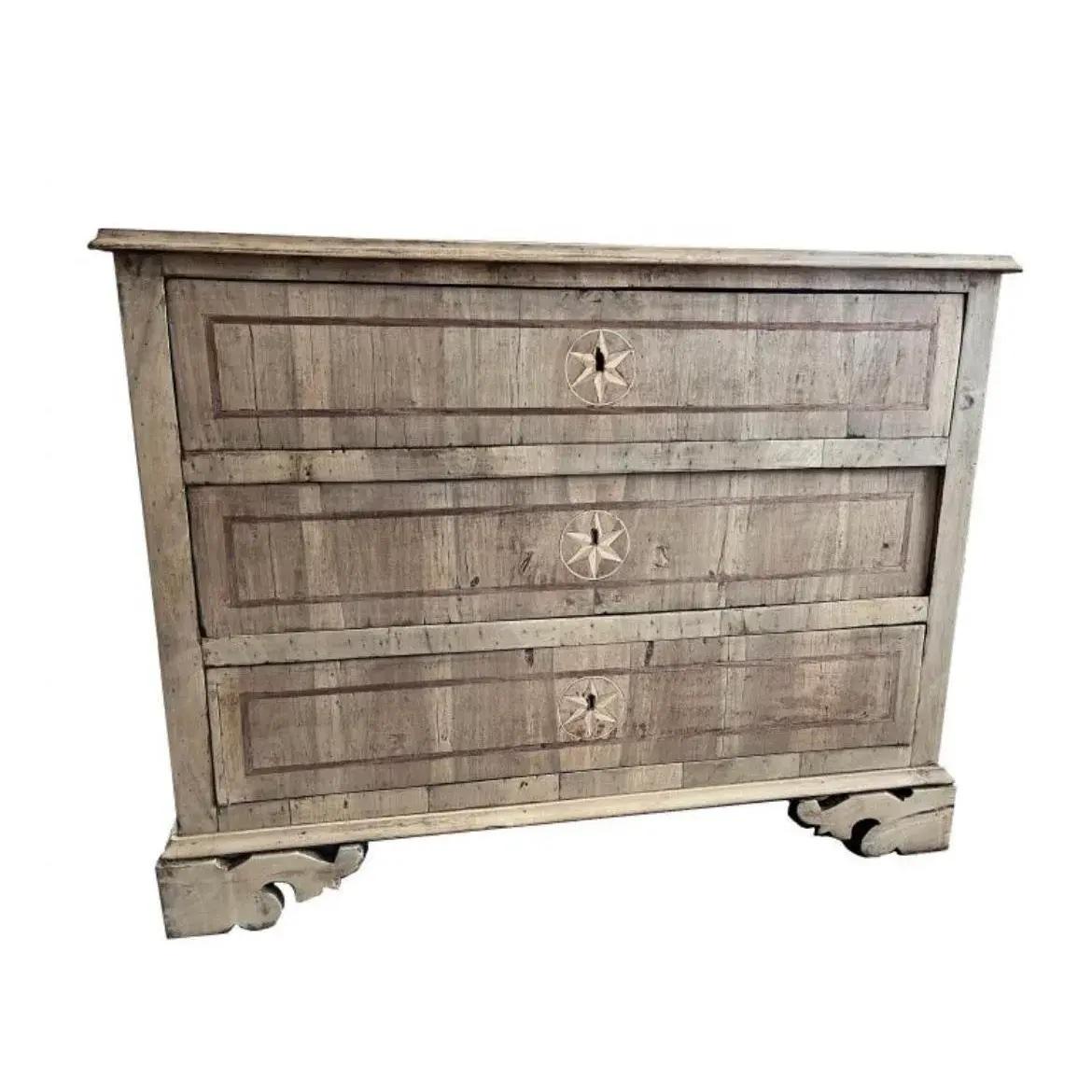 Chest of drawers hand-made in Italy in the early 1700s using walnut, and decorated with walnut cross-banded veneer and mahogany inlaid veneer. The chest of drawers features three inset drawers, all showing beautiful hand-made dovetail joints. The