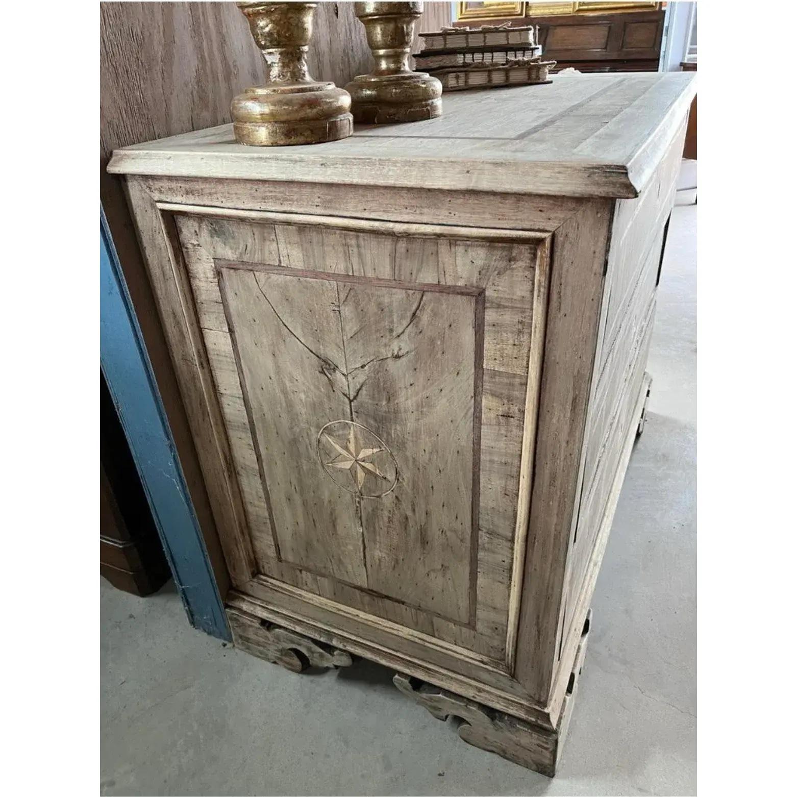 Baroque 18th Century Italian Bleached Walnut Chest of Drawers / Canterano For Sale