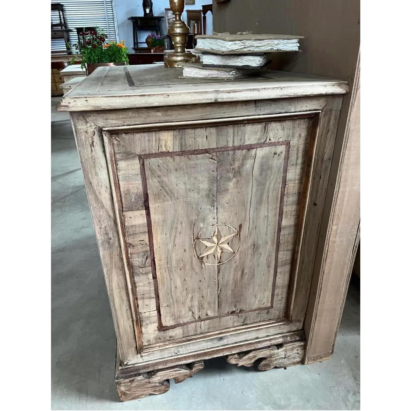 18th Century Italian Bleached Walnut Chest of Drawers / Canterano For Sale 2