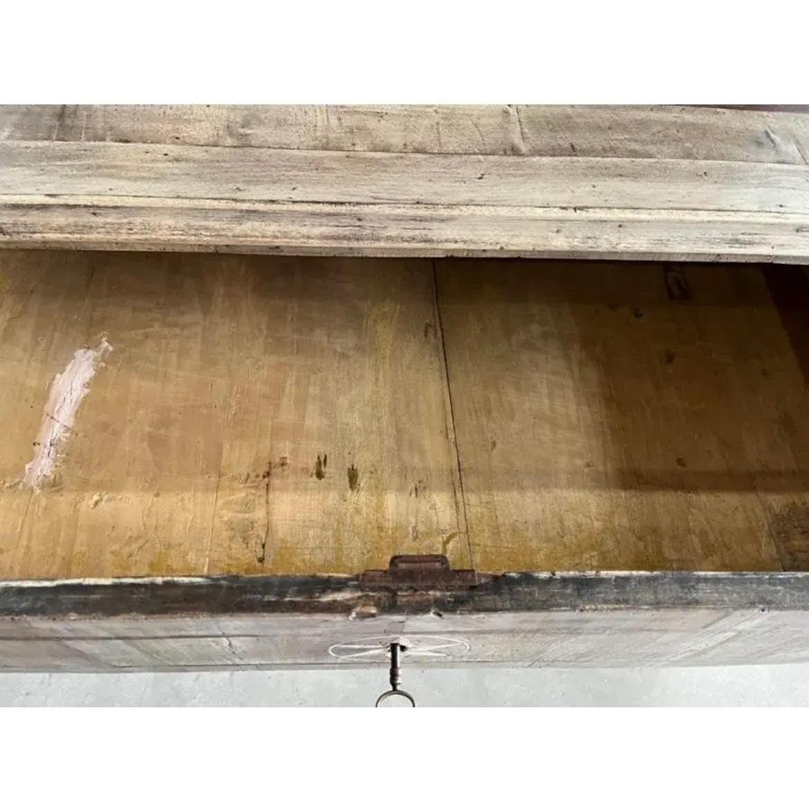 18th Century Italian Bleached Walnut Chest of Drawers / Canterano For Sale 3