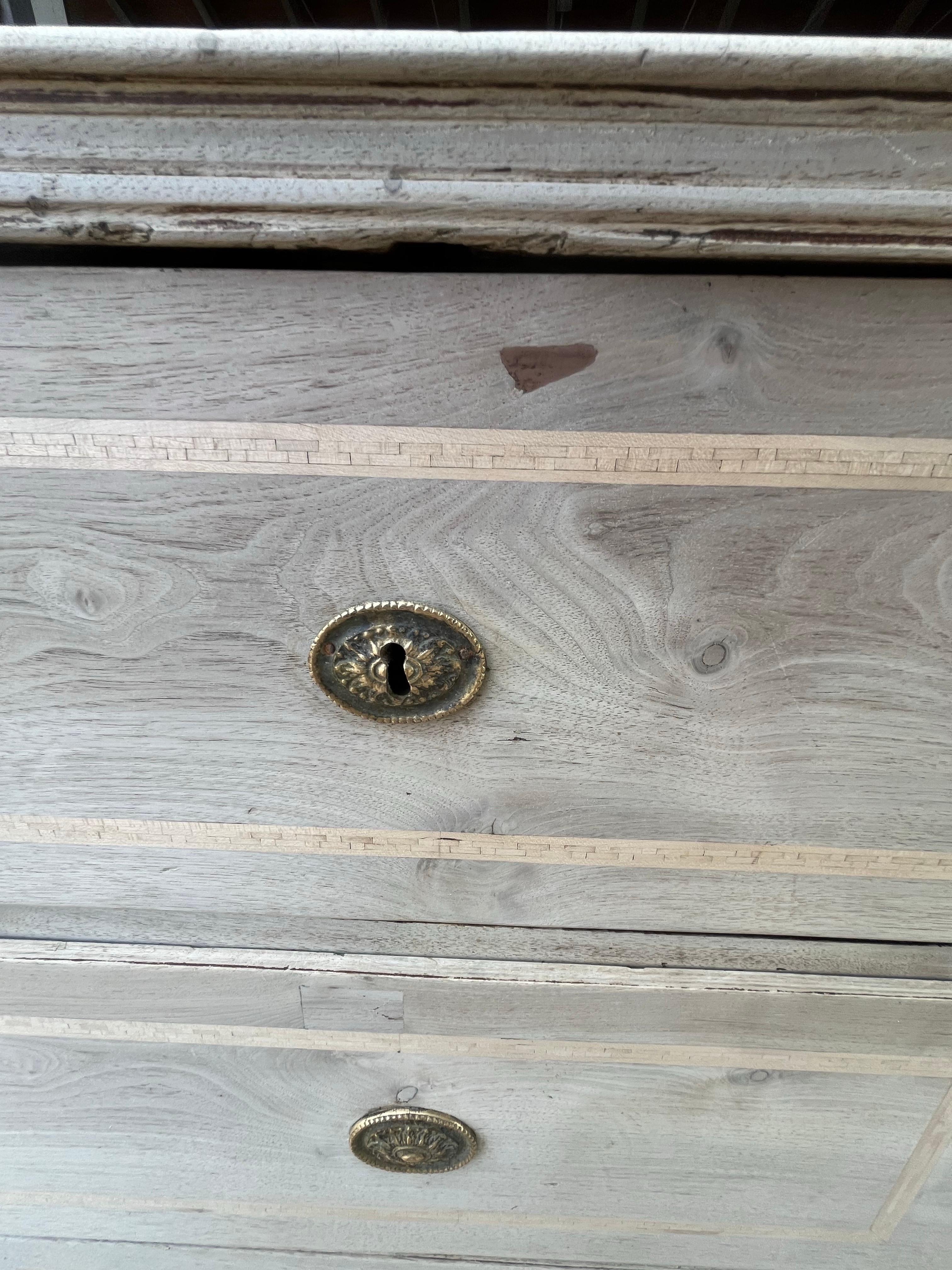 18th Century Italian Bleached Walnut Chest Of Drawers With Inlay For Sale 6