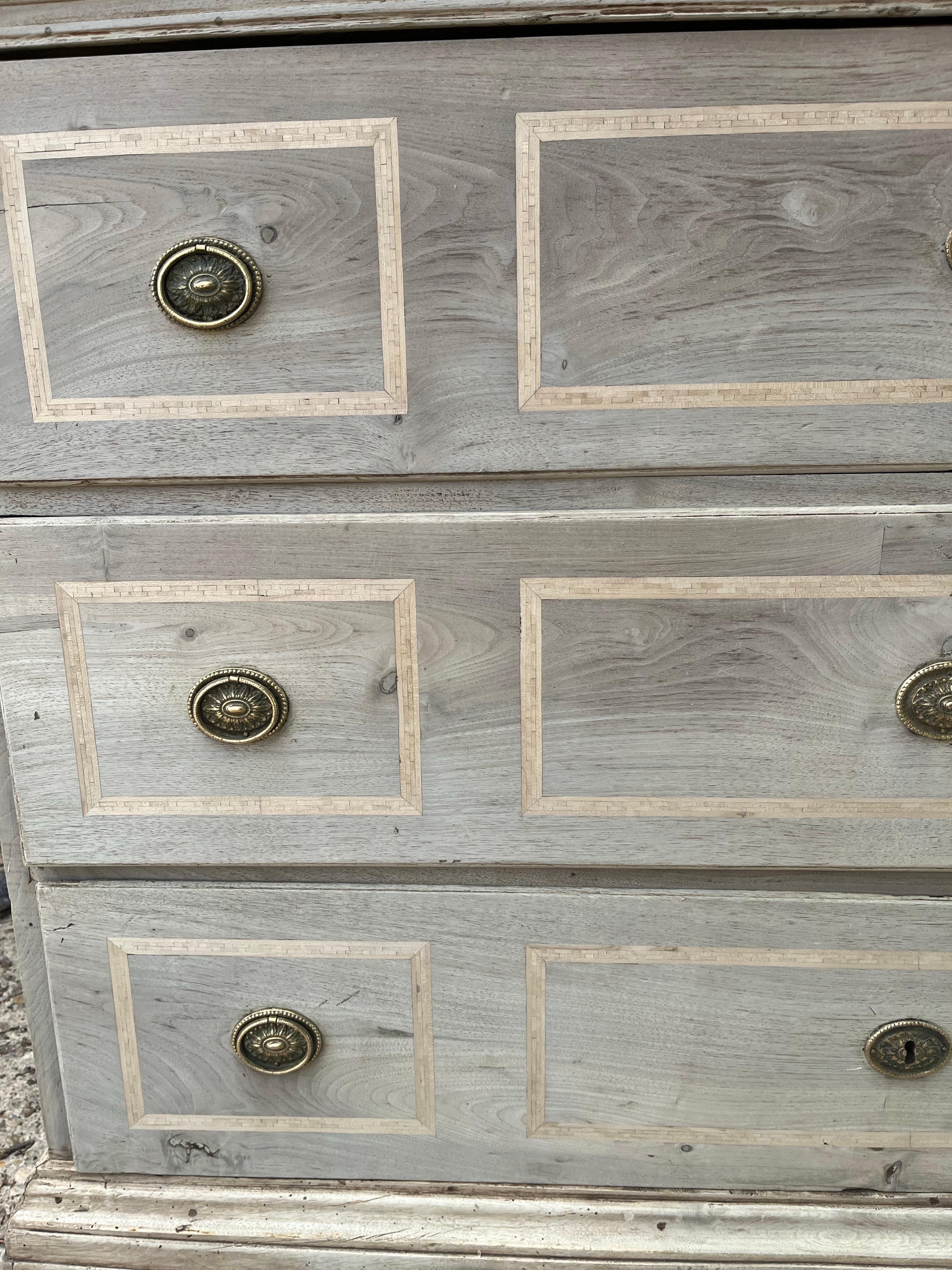 18th Century Italian Bleached Walnut Chest Of Drawers With Inlay For Sale 7